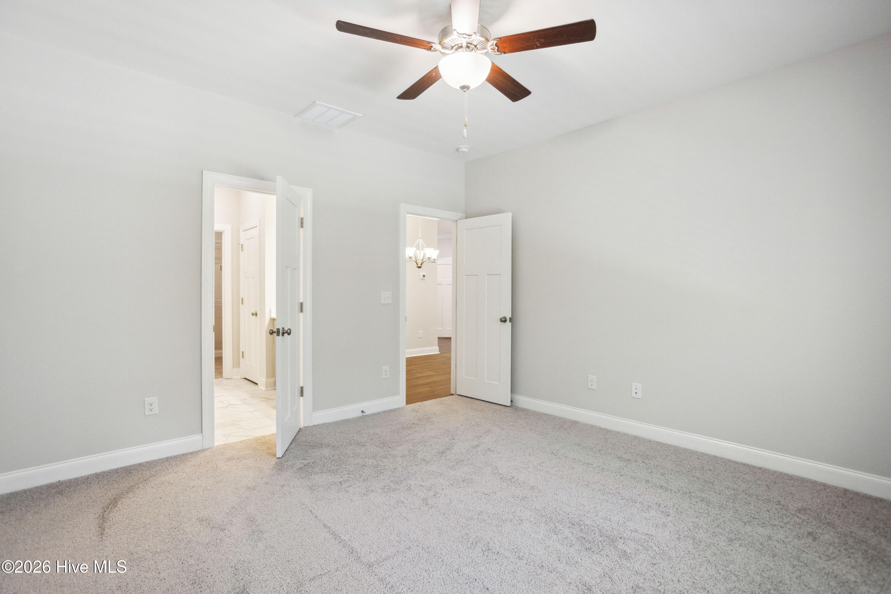 100560972 | Photo 16