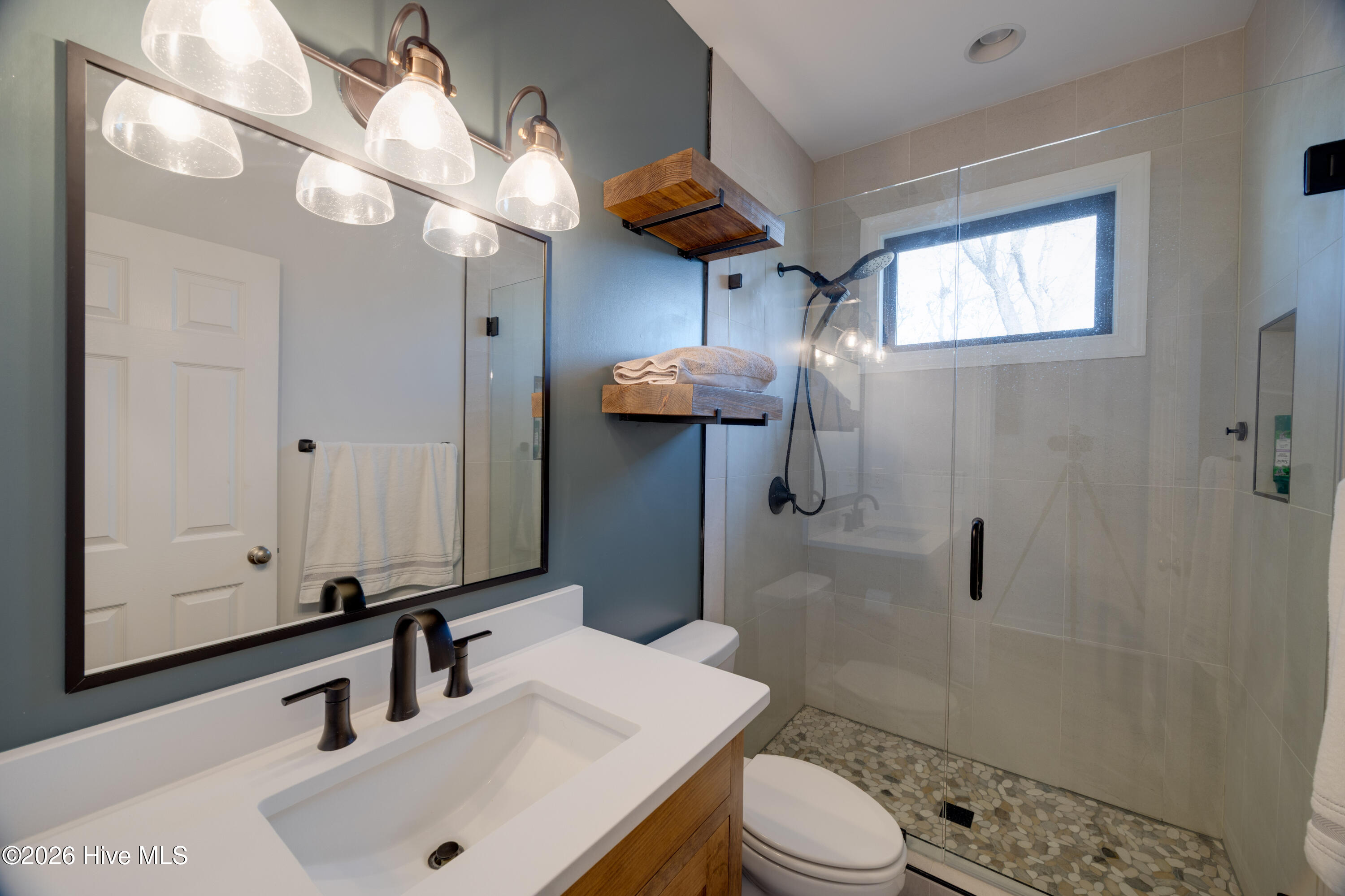 100548978 | Photo 24