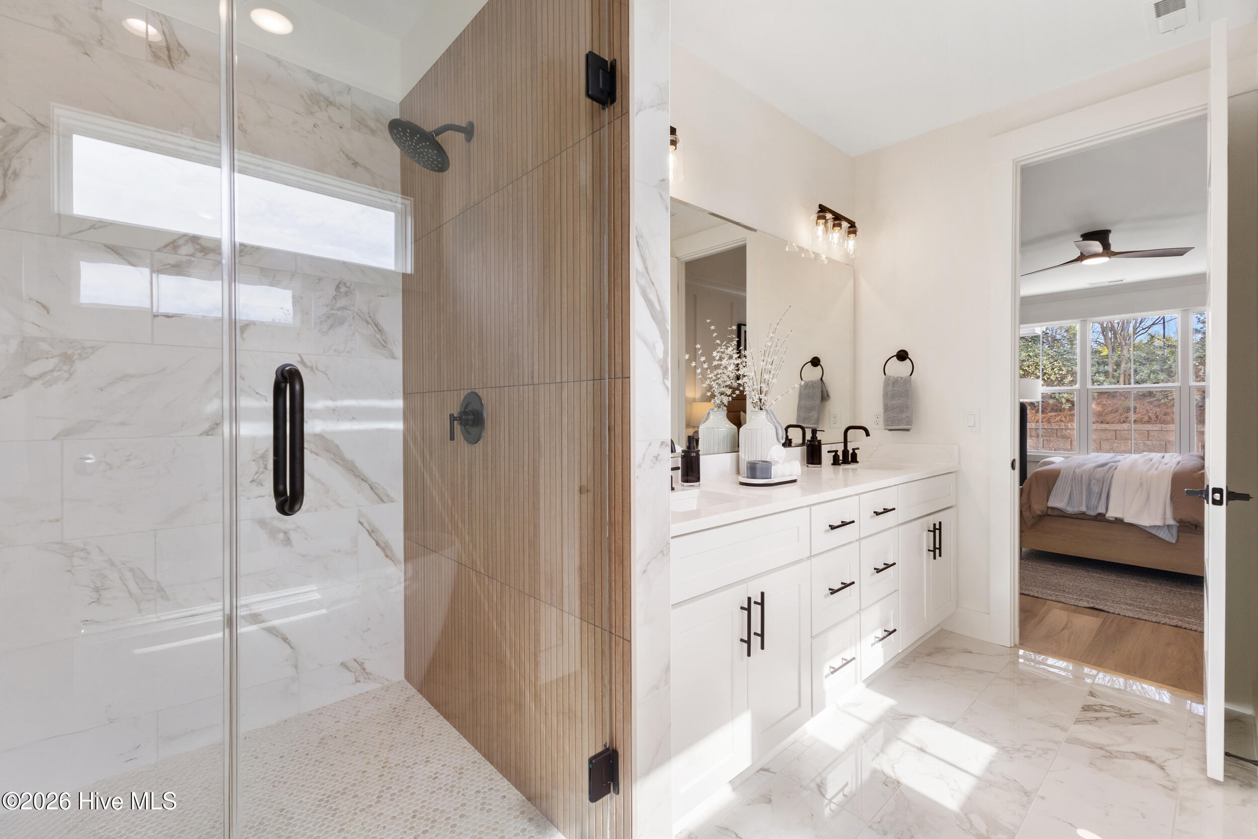 100561477 | Photo 25