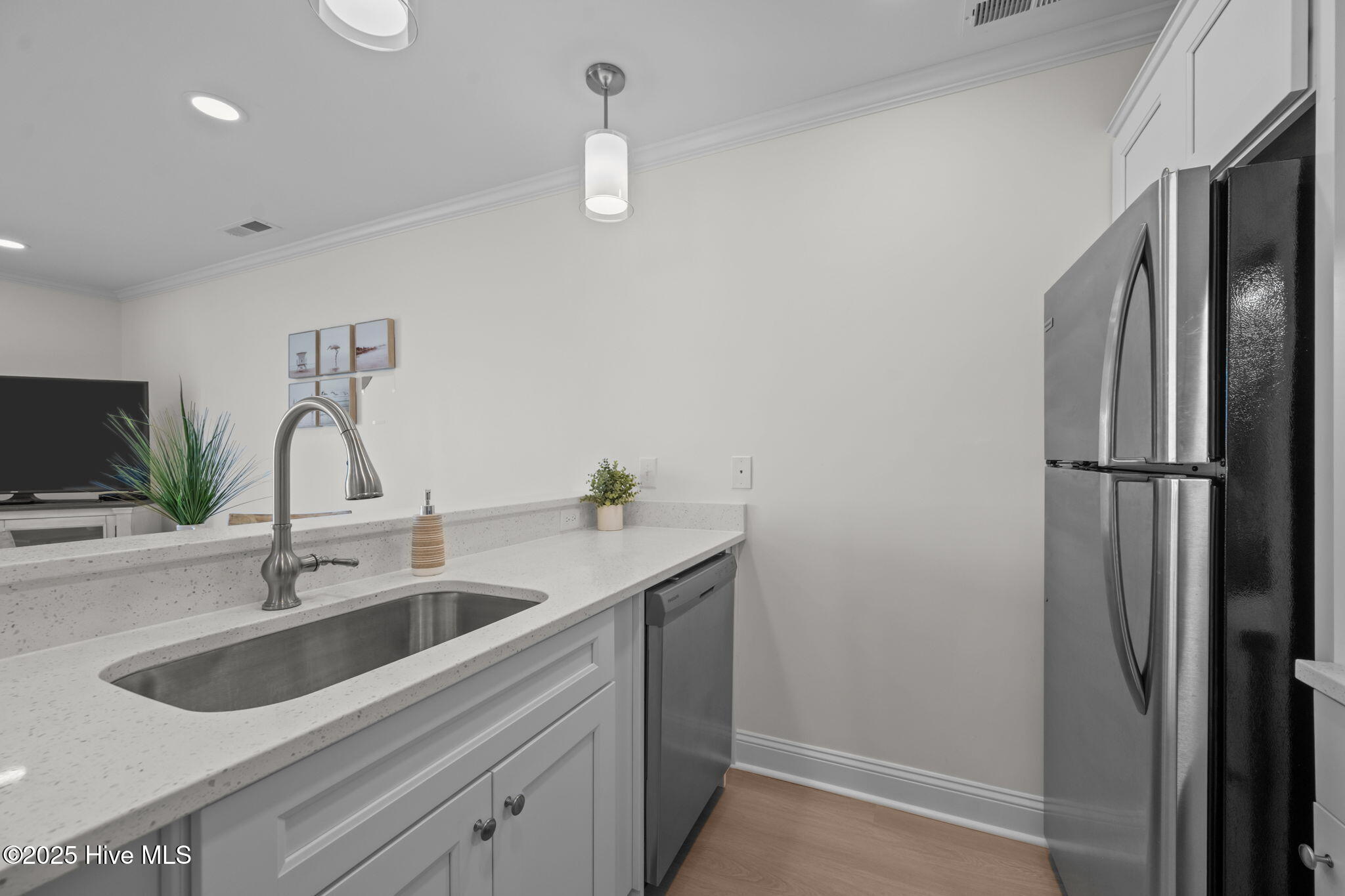 100546073 | Photo 17