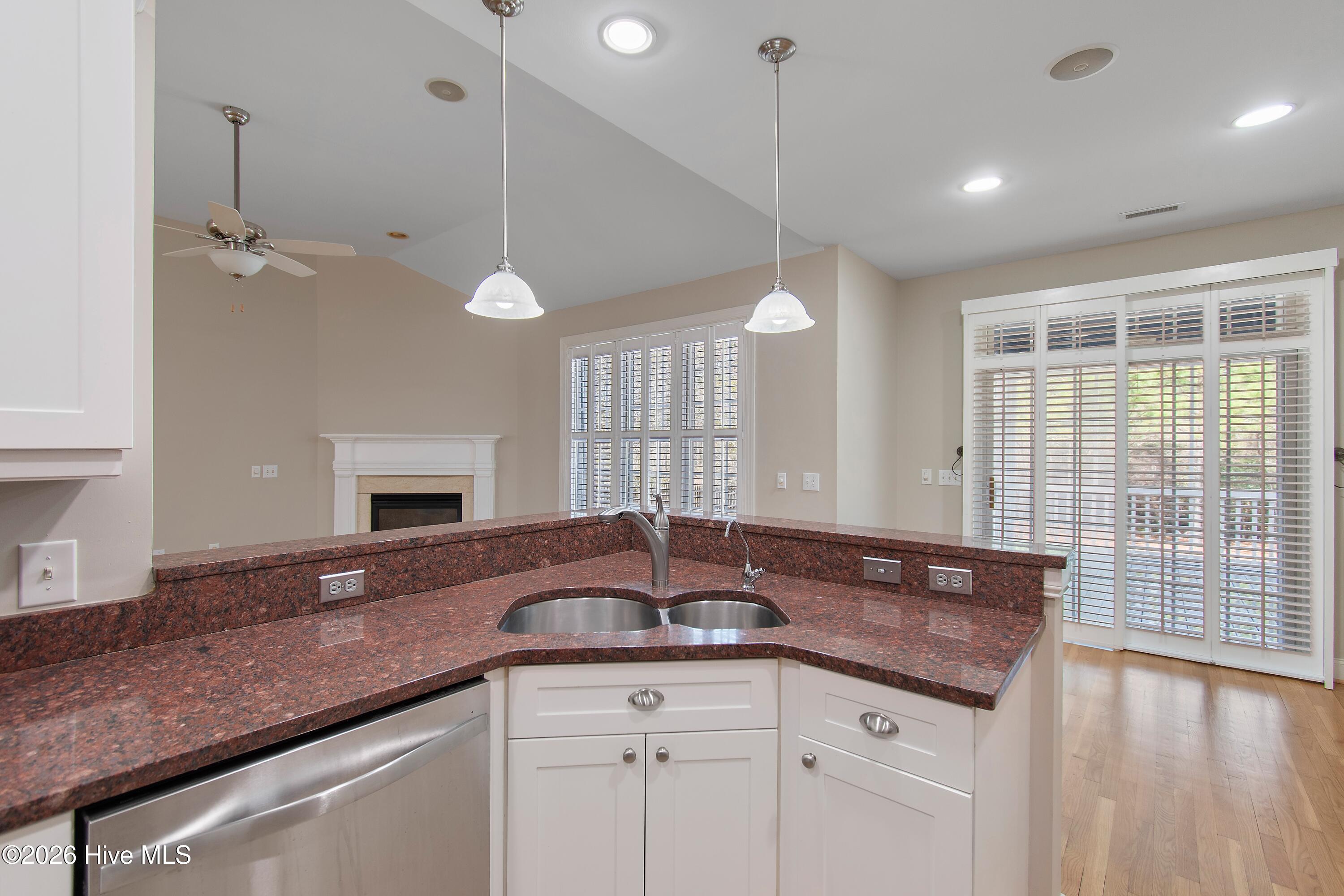 100561383 | Photo 13