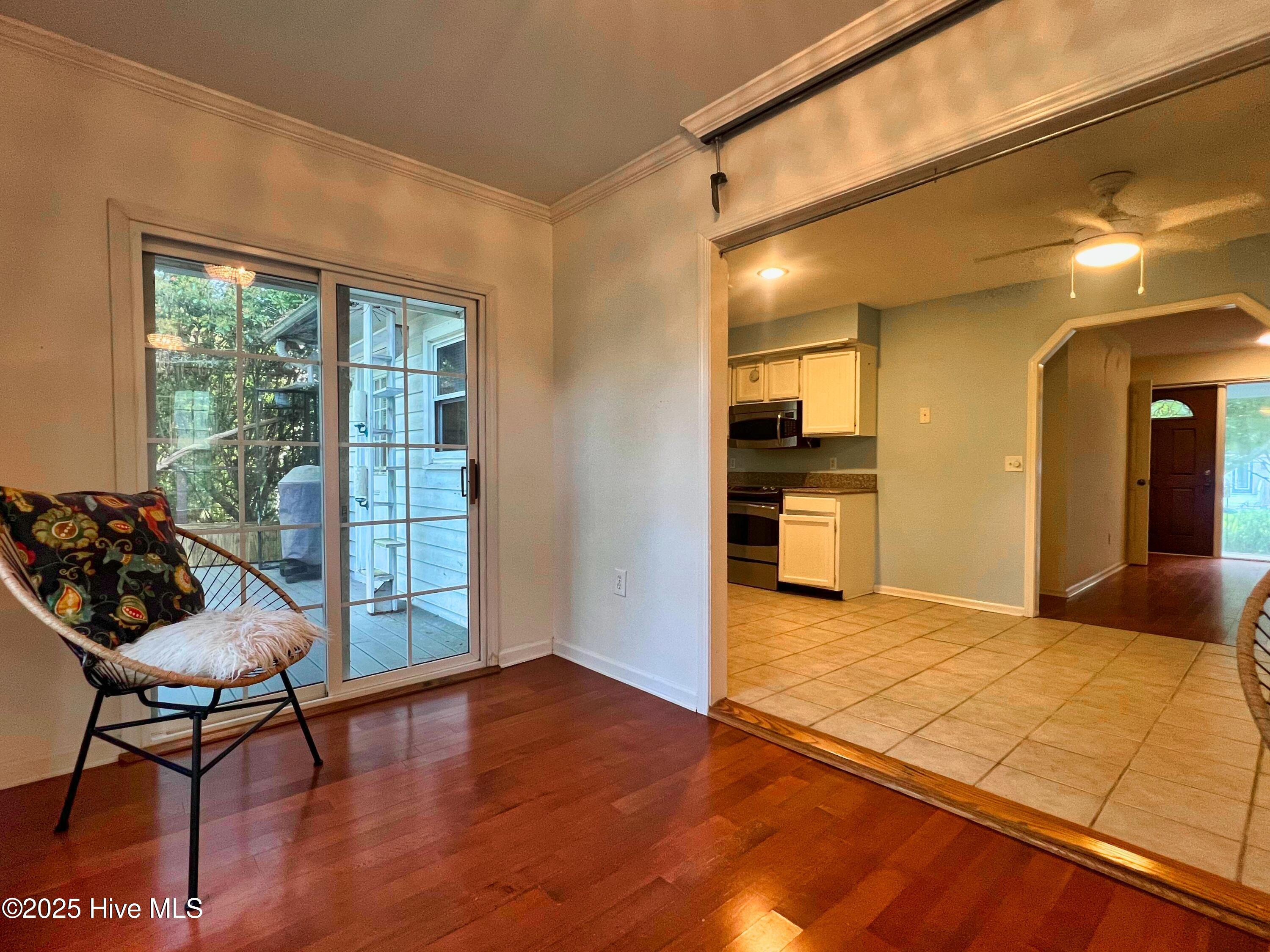 100521049 | Photo 12