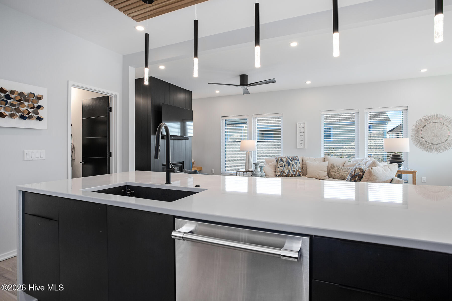 100560077 | Photo 17