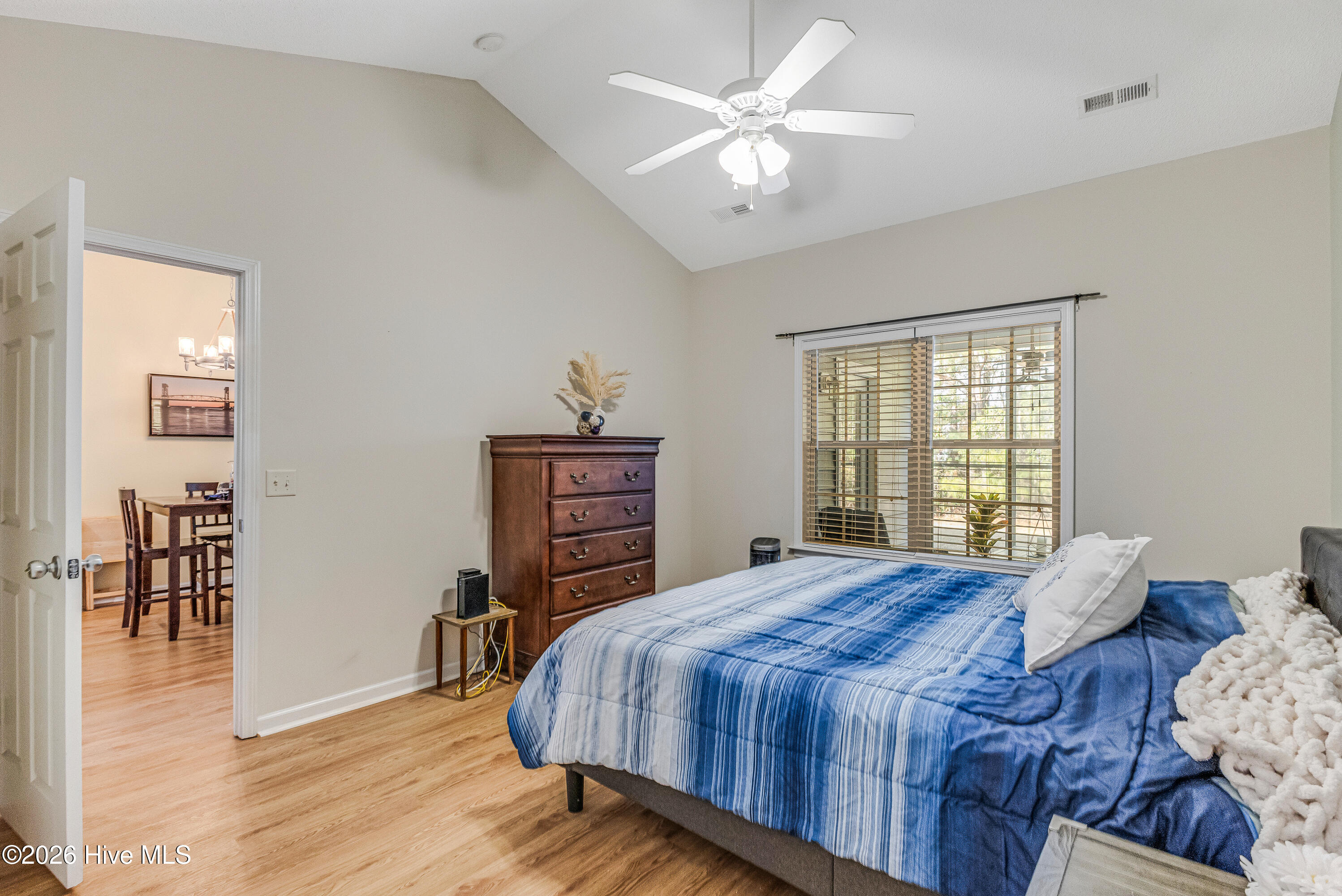 100548521 | Photo 15