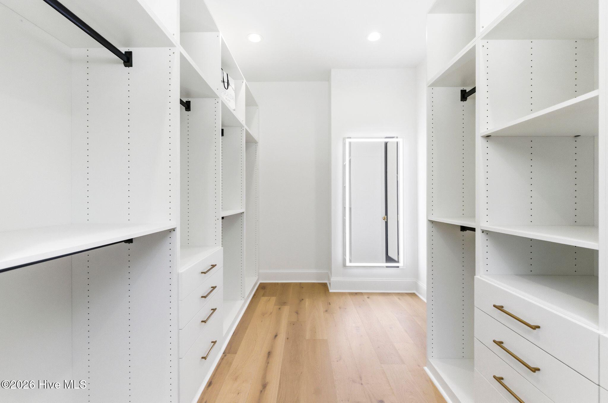 100570119 | Photo 45