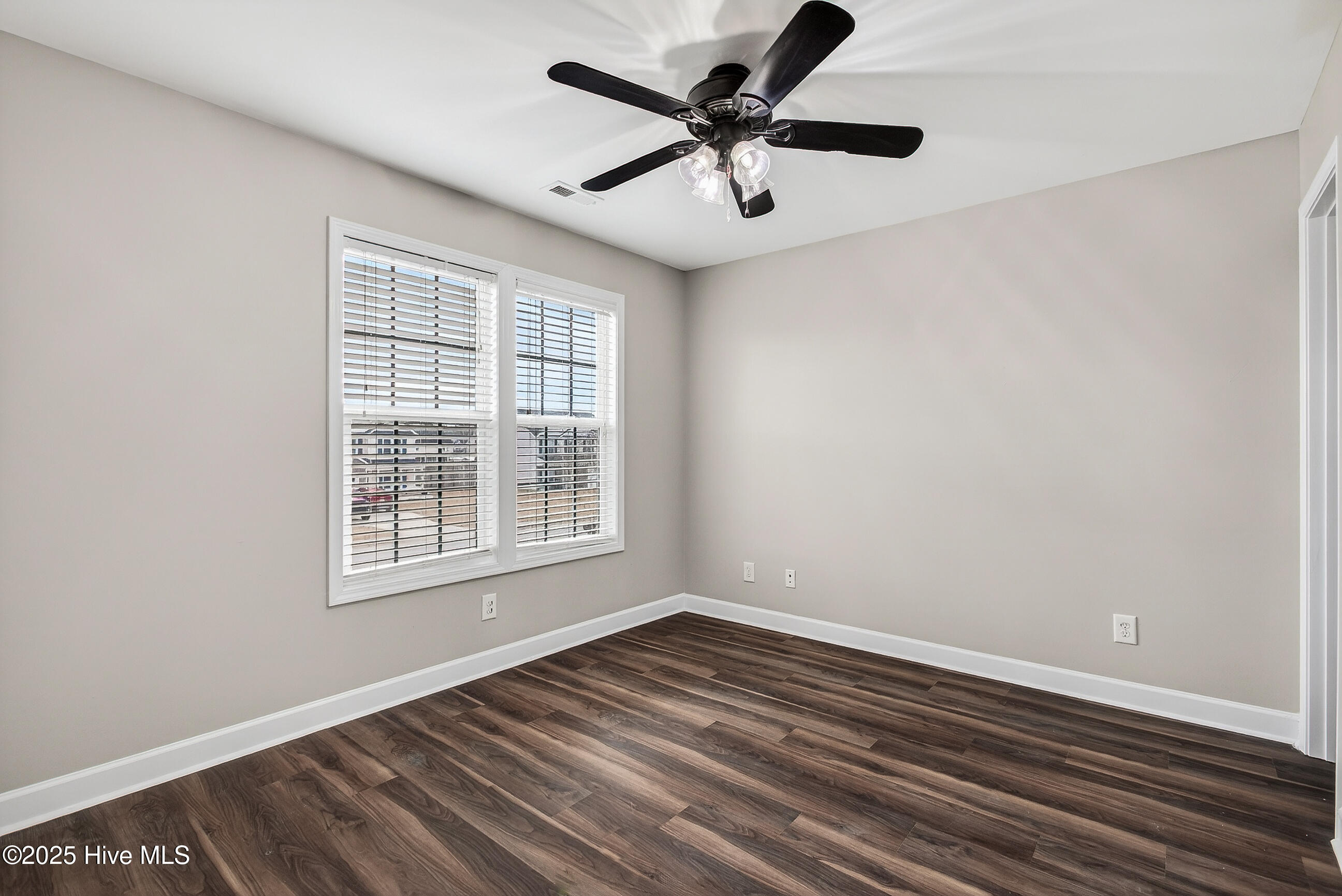 100547089 | Photo 34