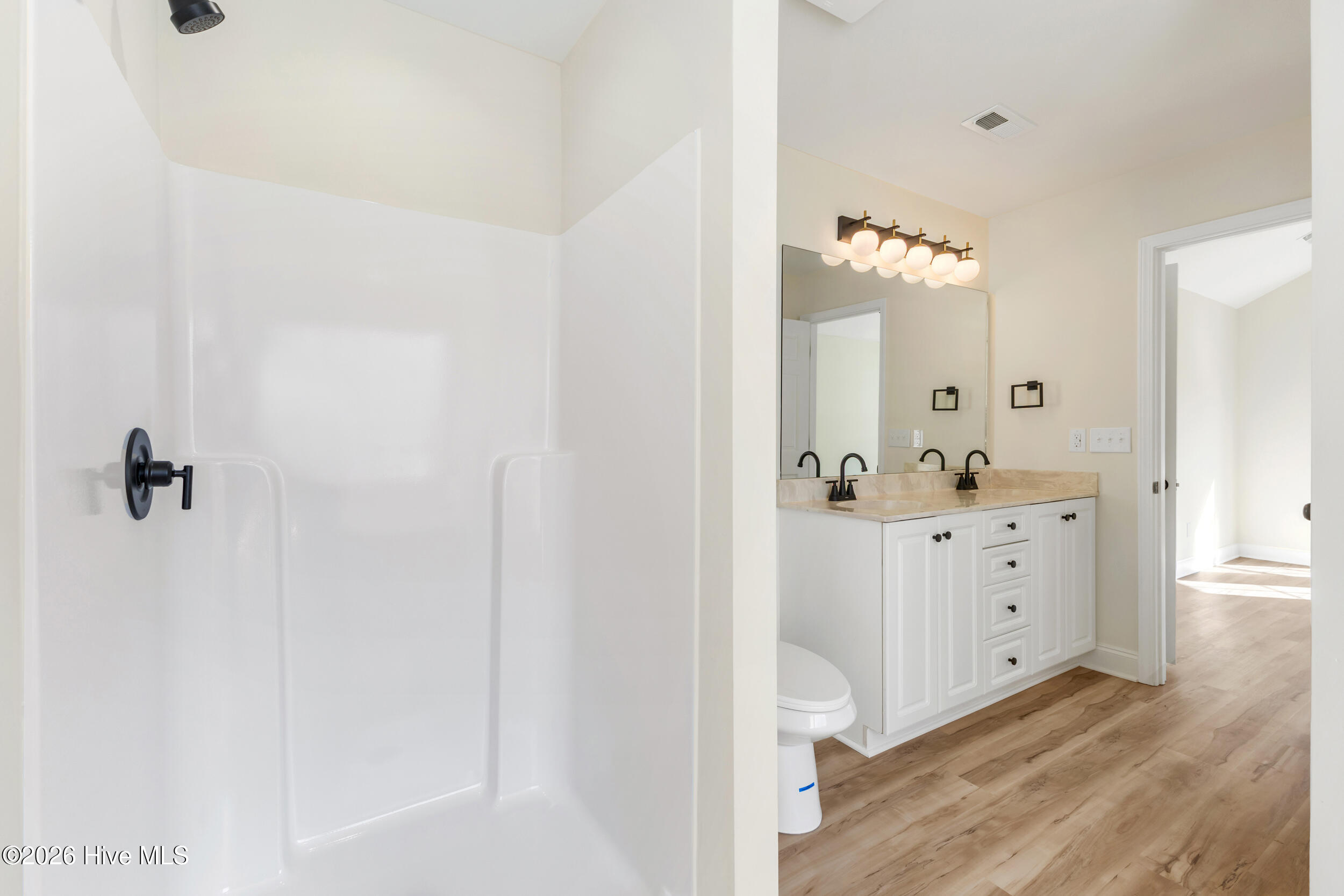 100559842 | Photo 24