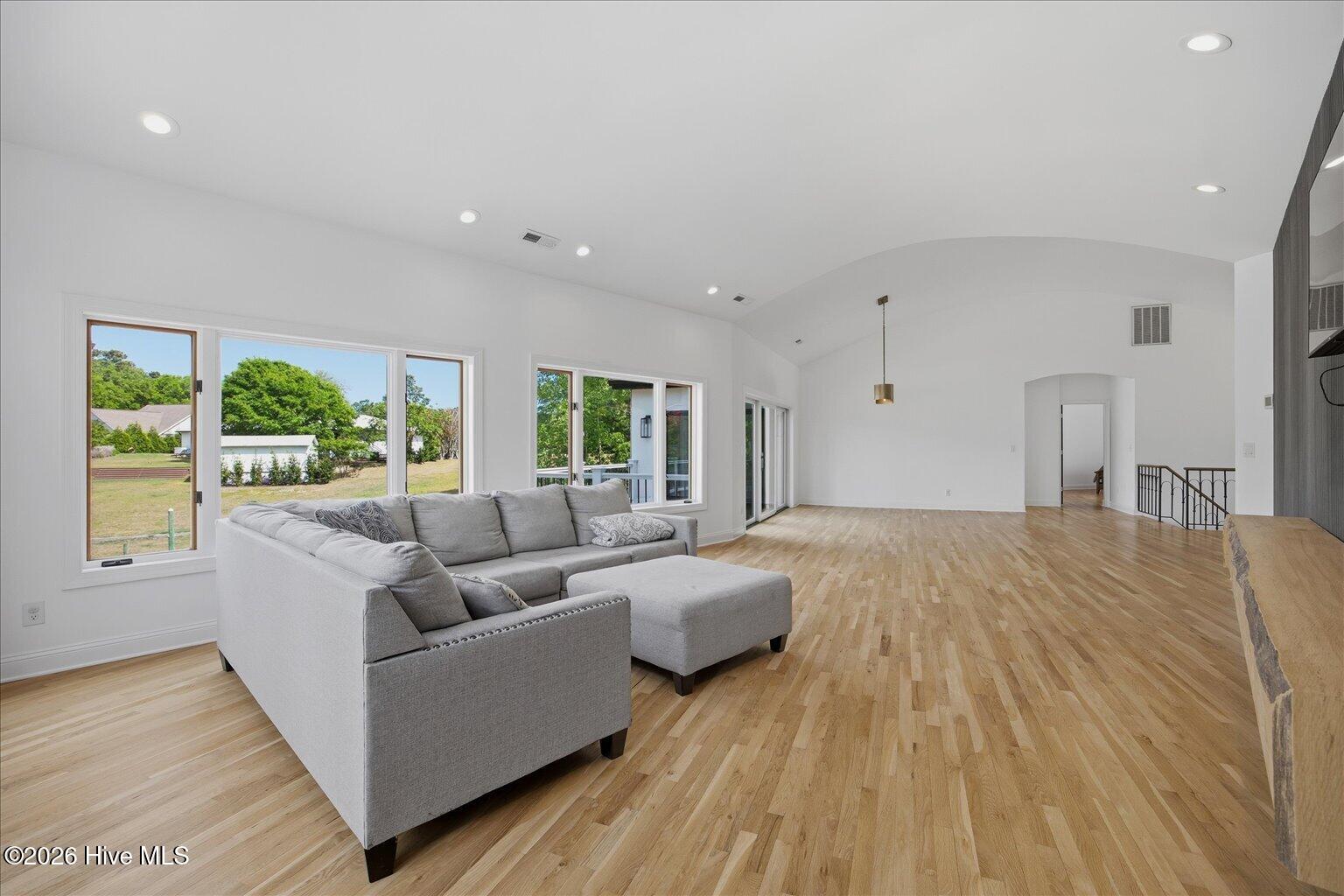 100569224 | Photo 14