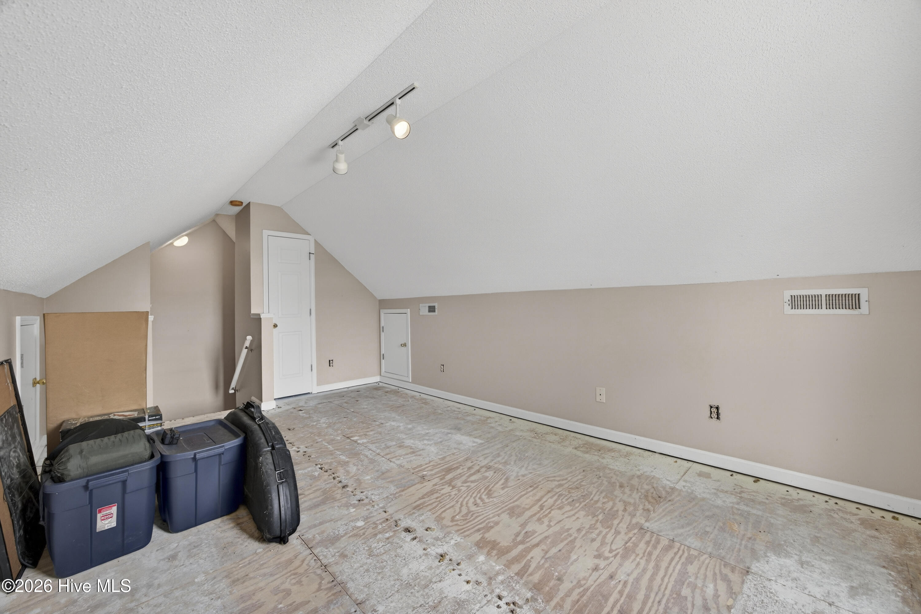 100565929 | Photo 48