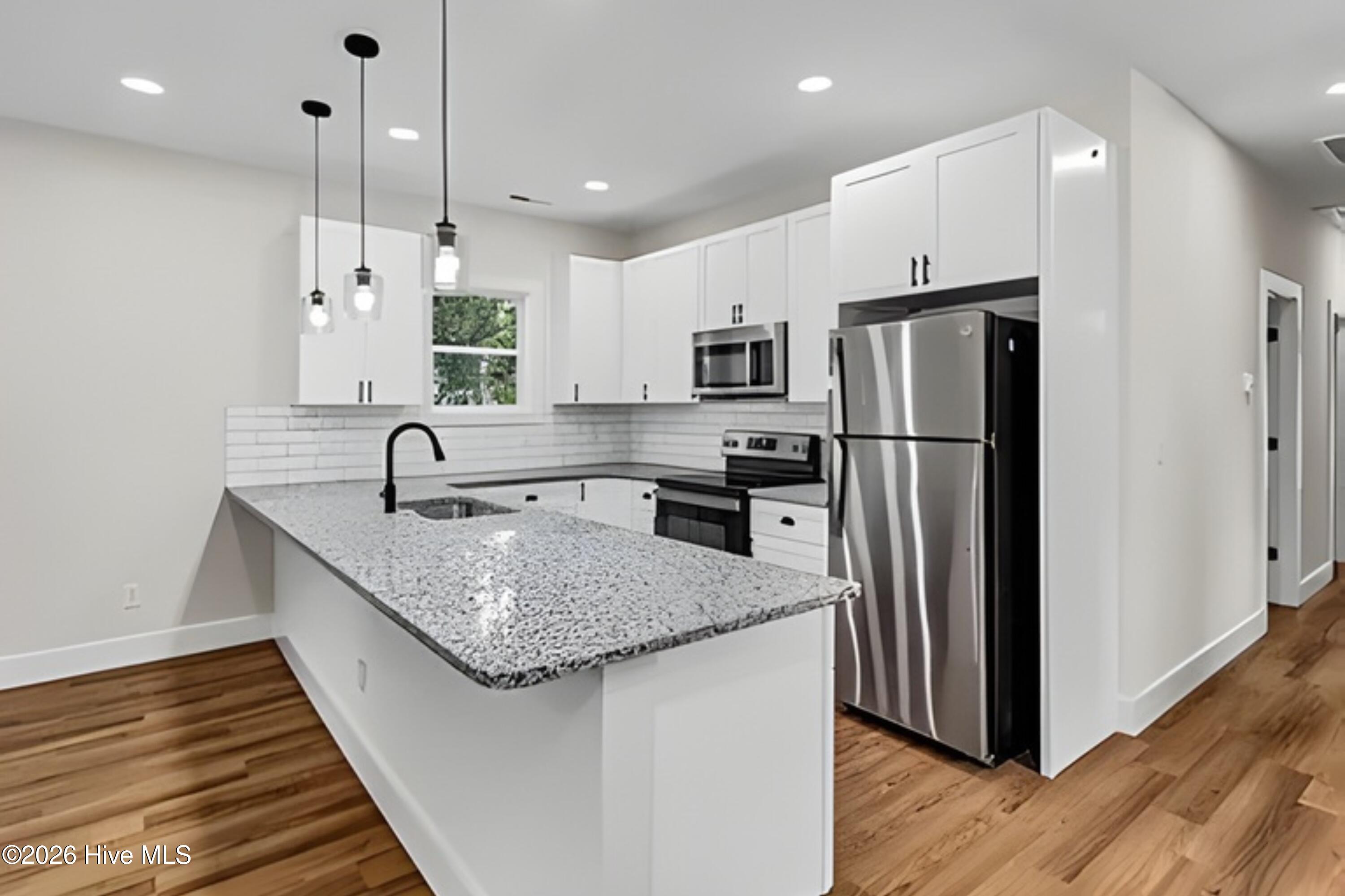 100568664 | Photo 15