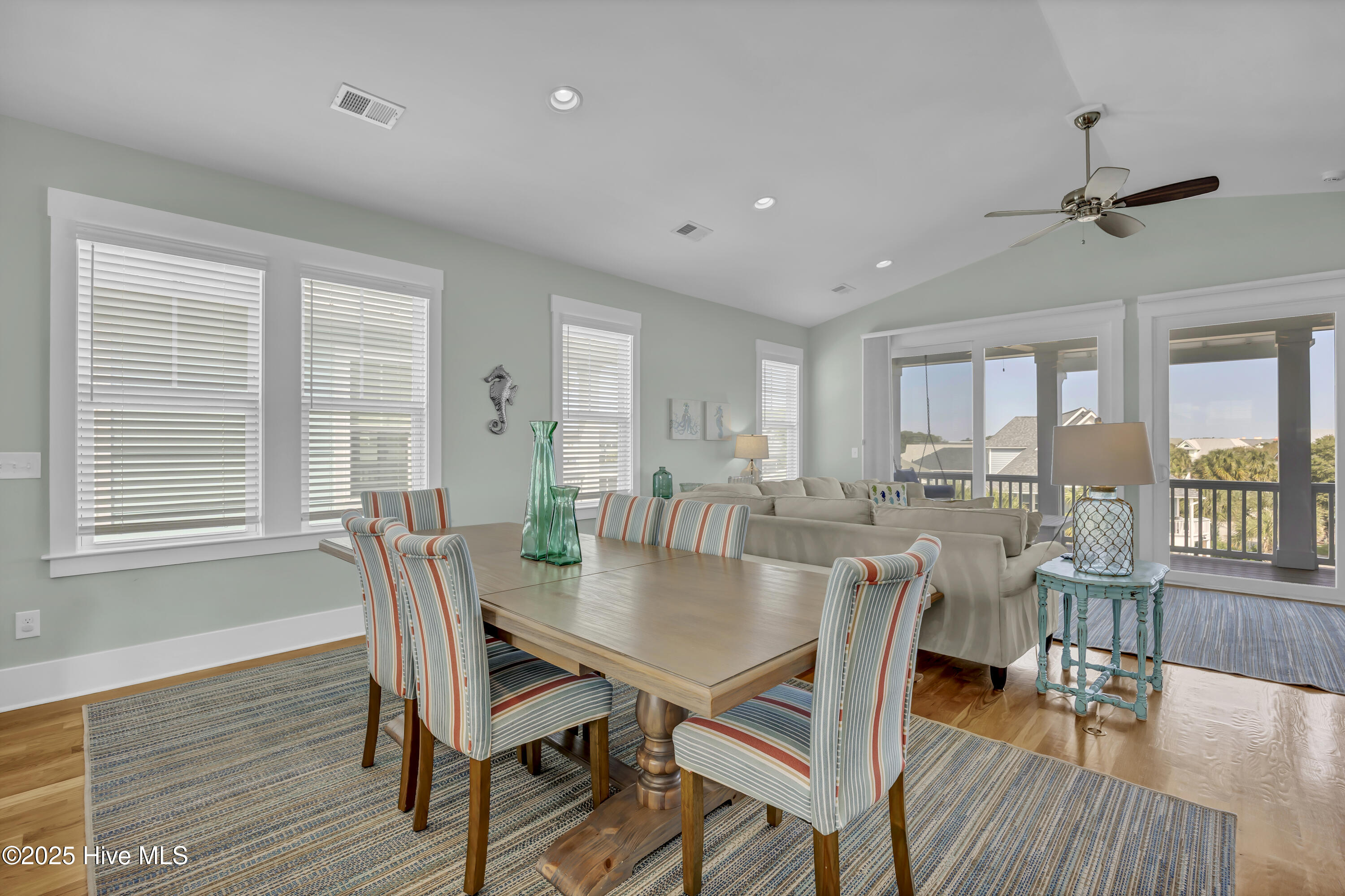 100535596 | Photo 16