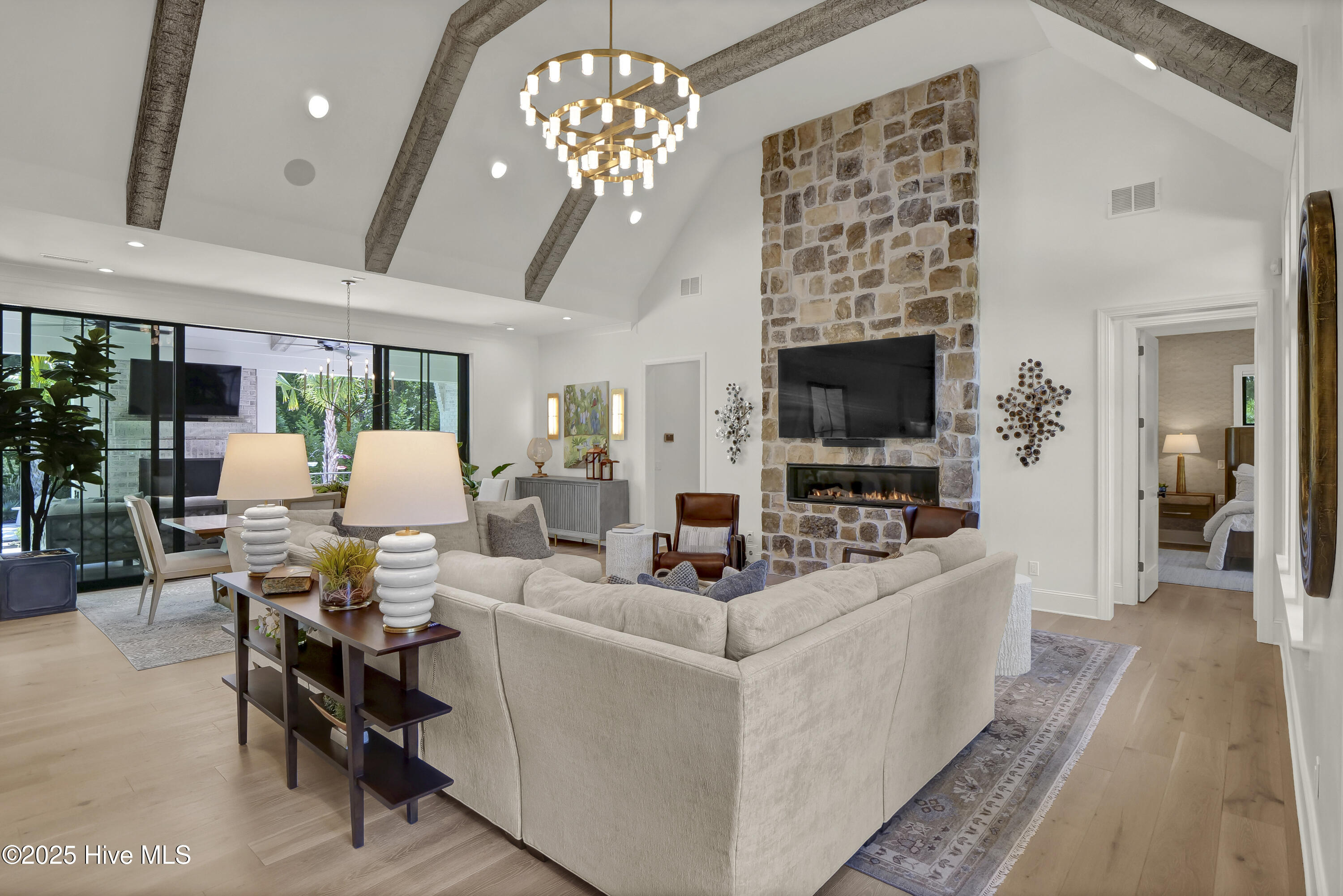 100532496 | Photo 14