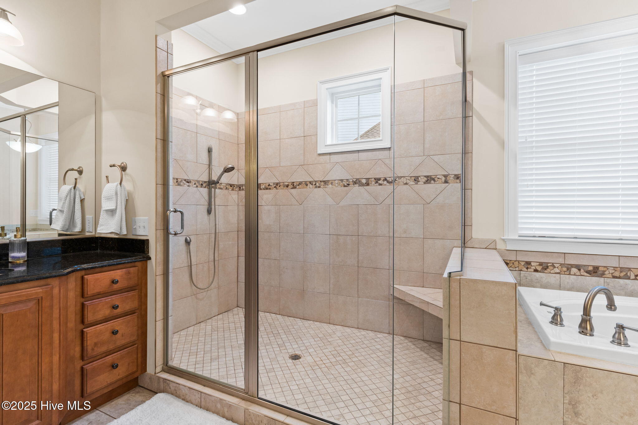 100518405 | Photo 36