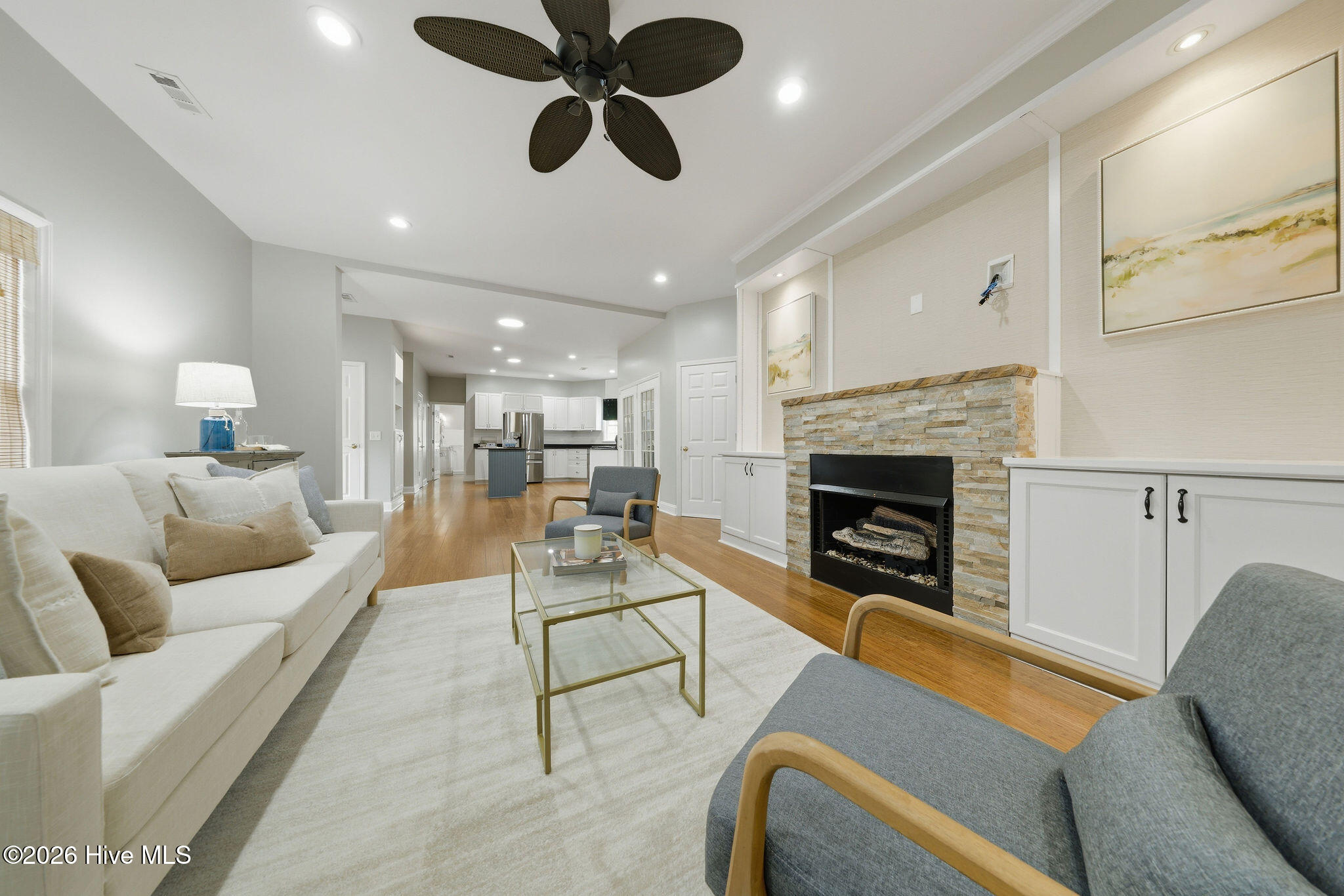 100565537 | Photo 55