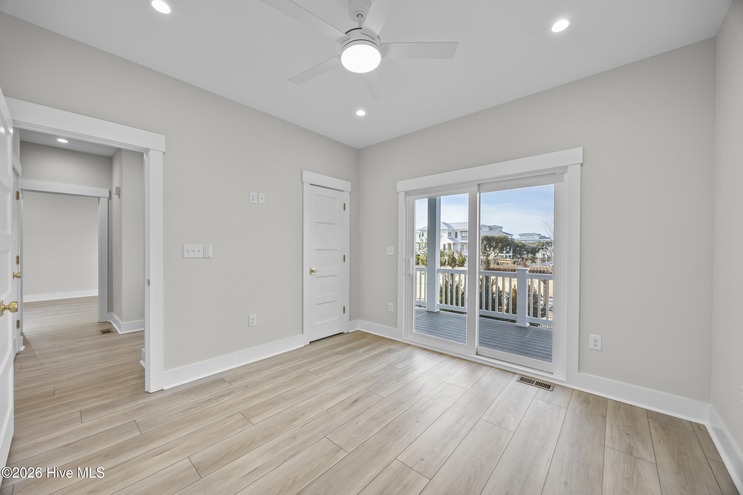 100543064 | Photo 25