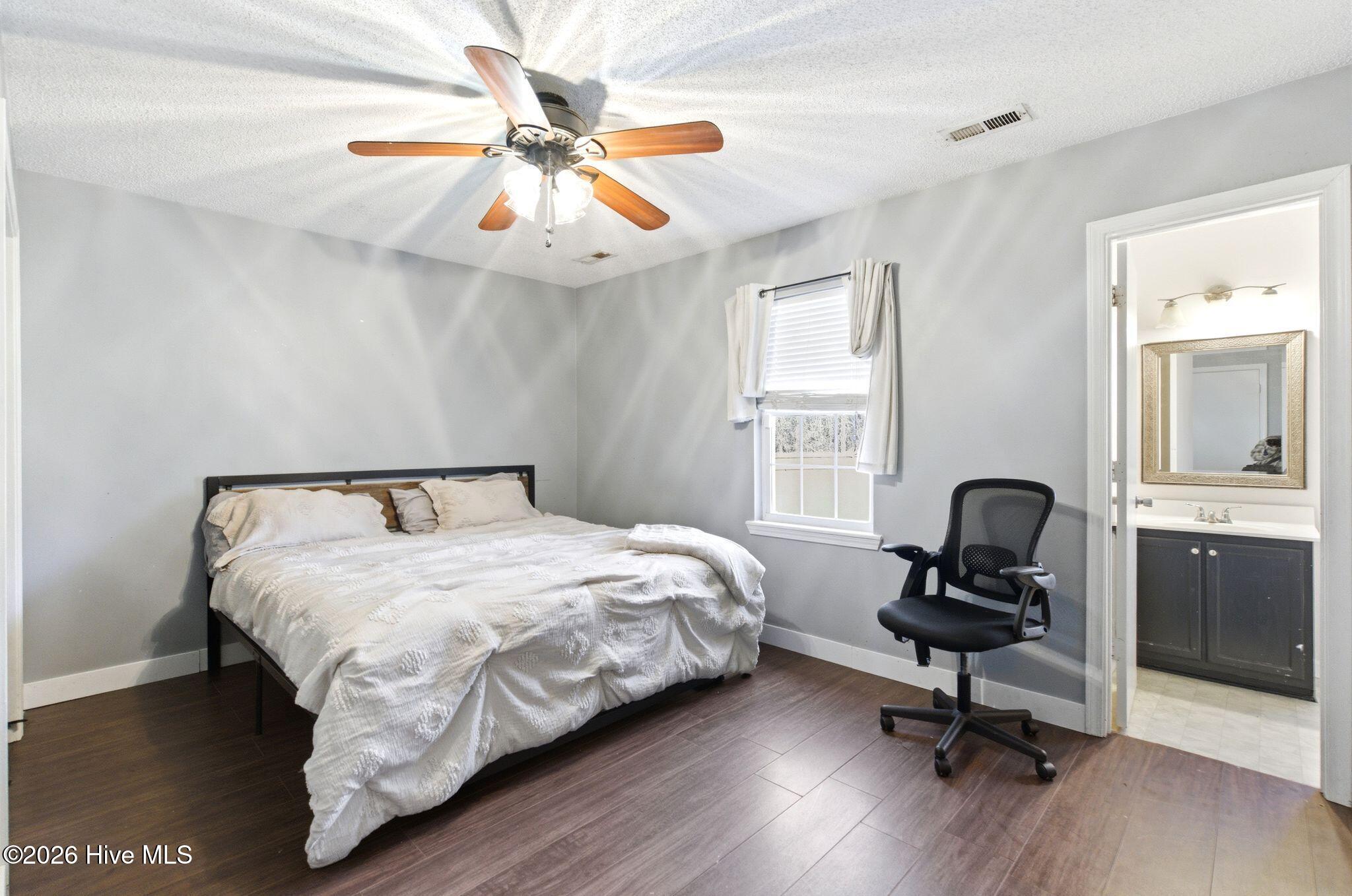 100561661 | Photo 24