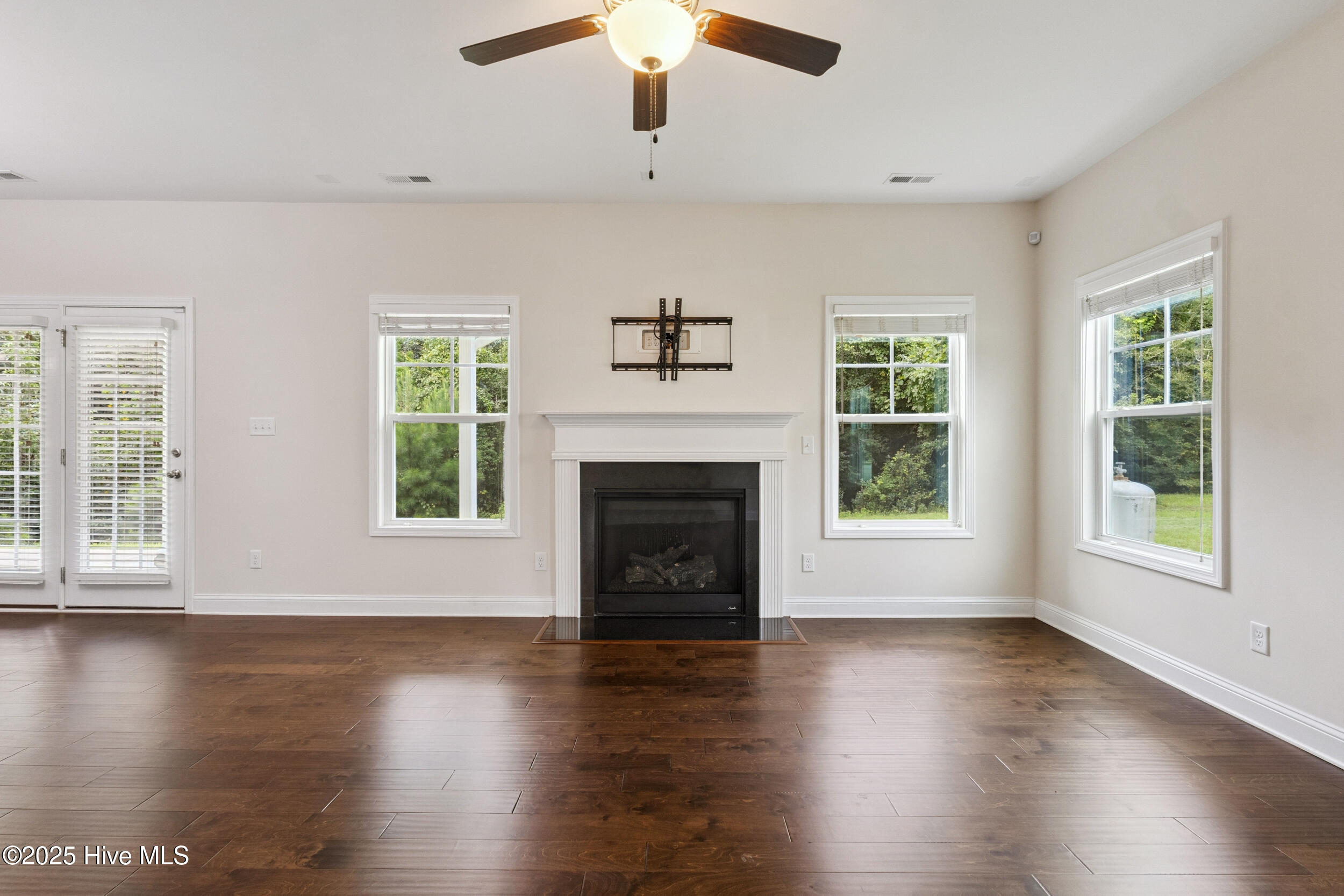 100521845 | Photo 10