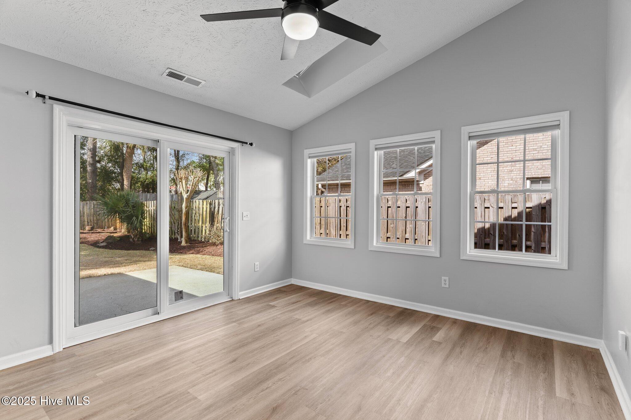 100540163 | Photo 33