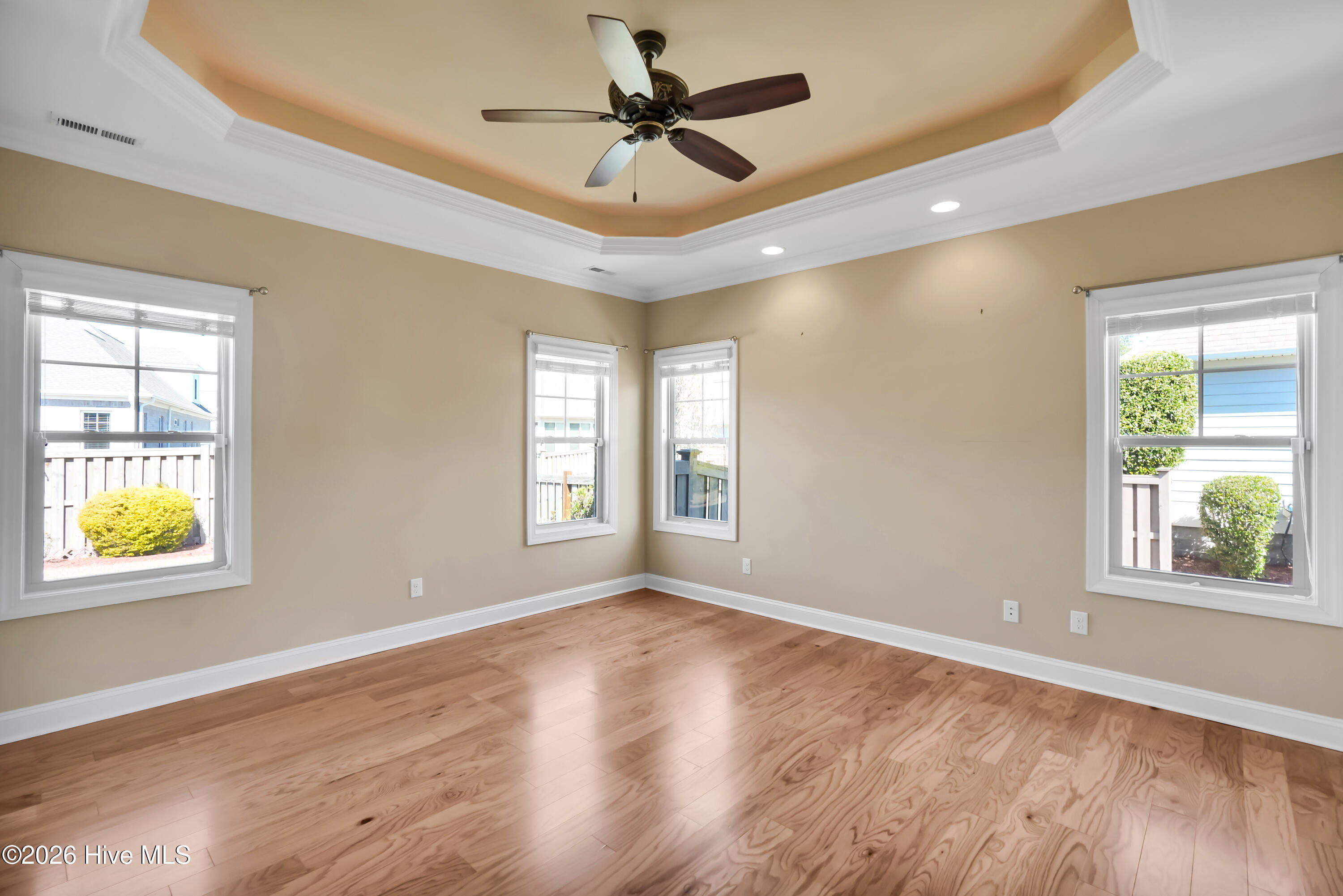 100562046 | Photo 14