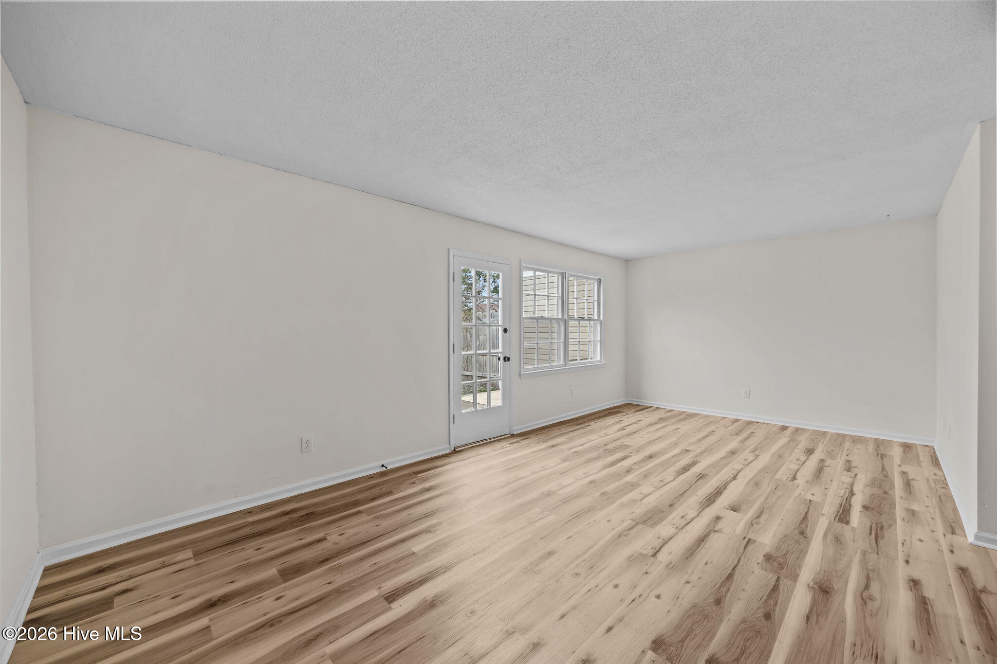 100555869 | Photo 24