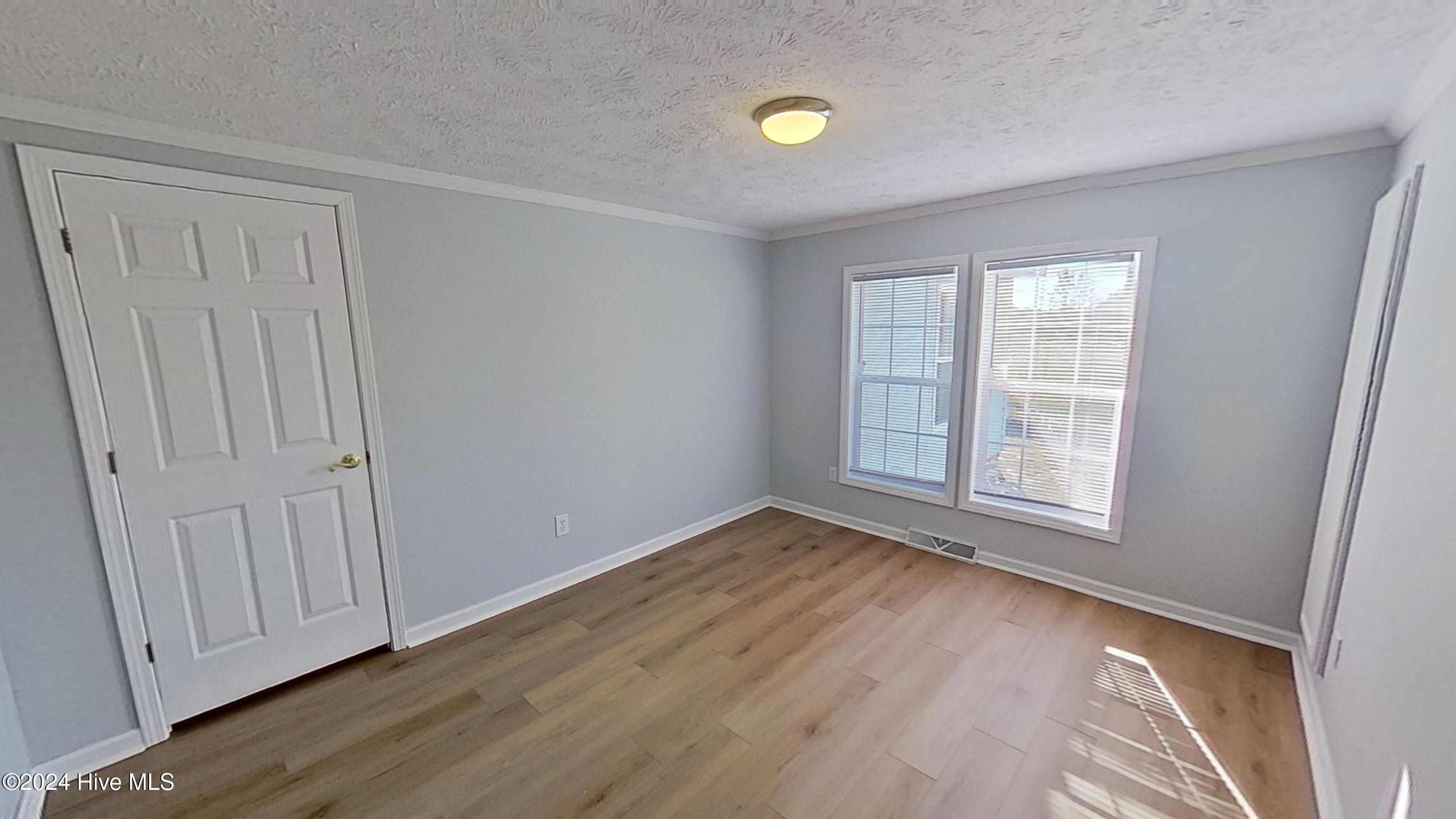 100550318 | Photo 27