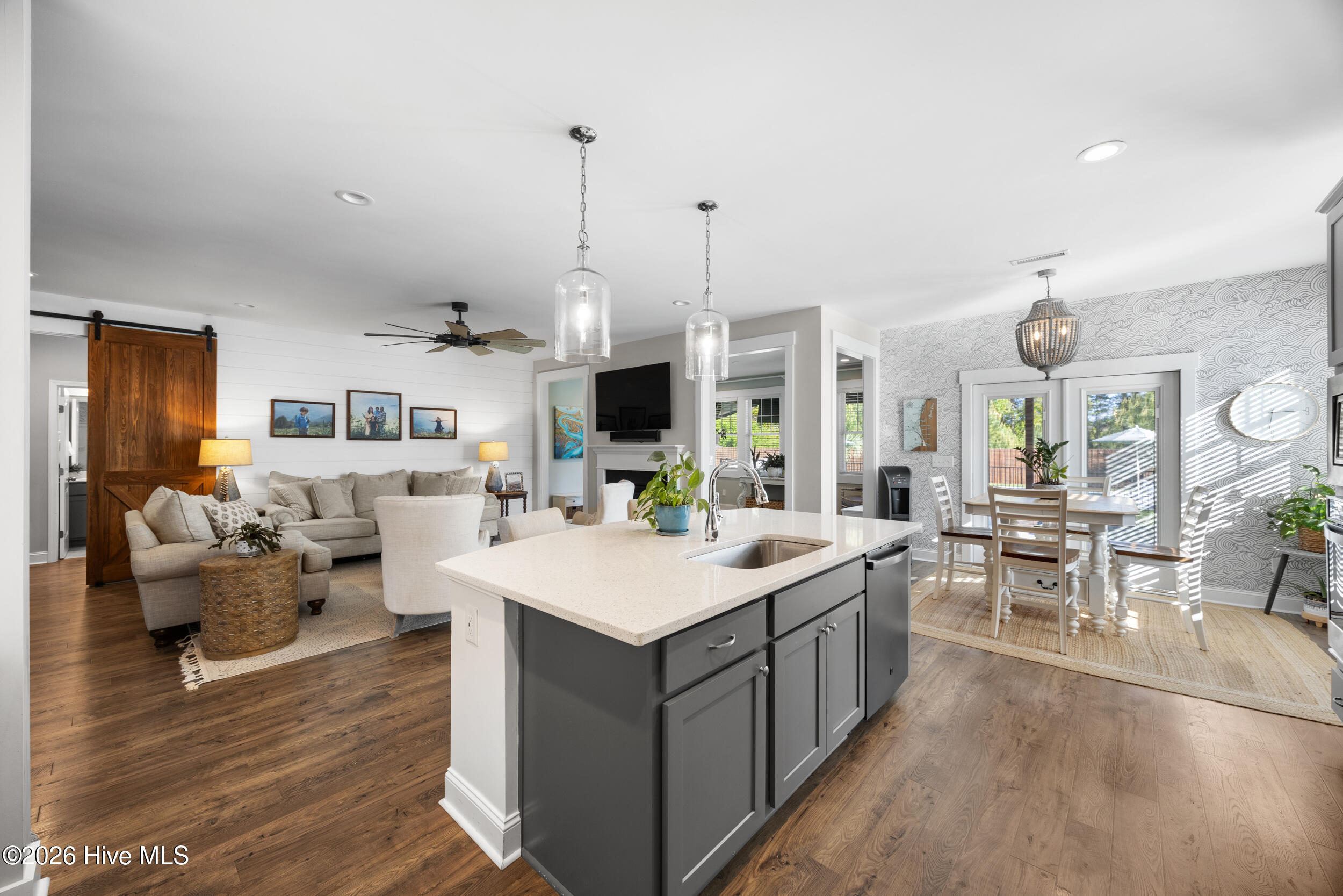 100566940 | Photo 18