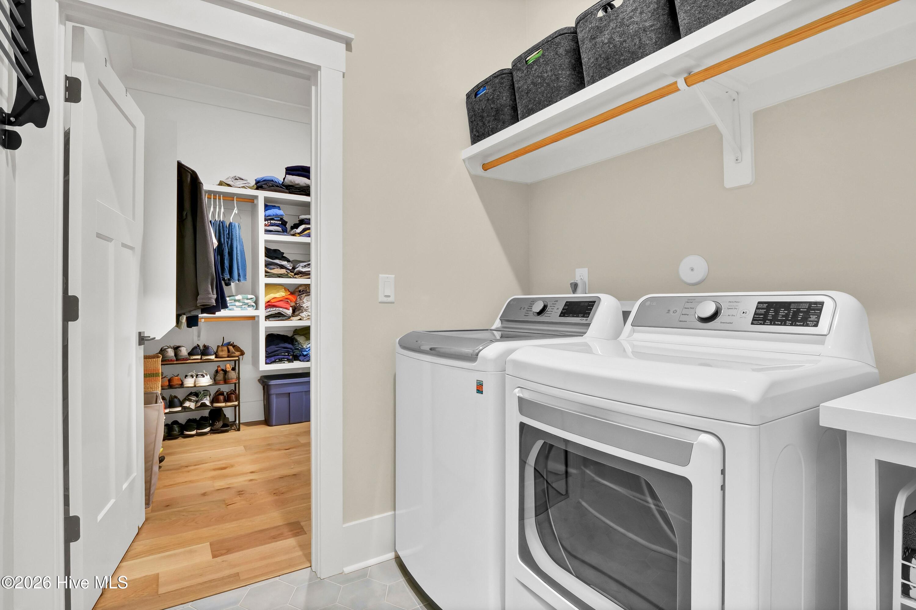 100566298 | Photo 30