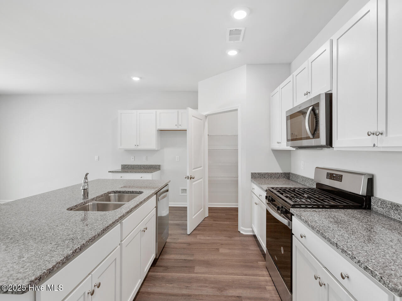 100547716 | Photo 12