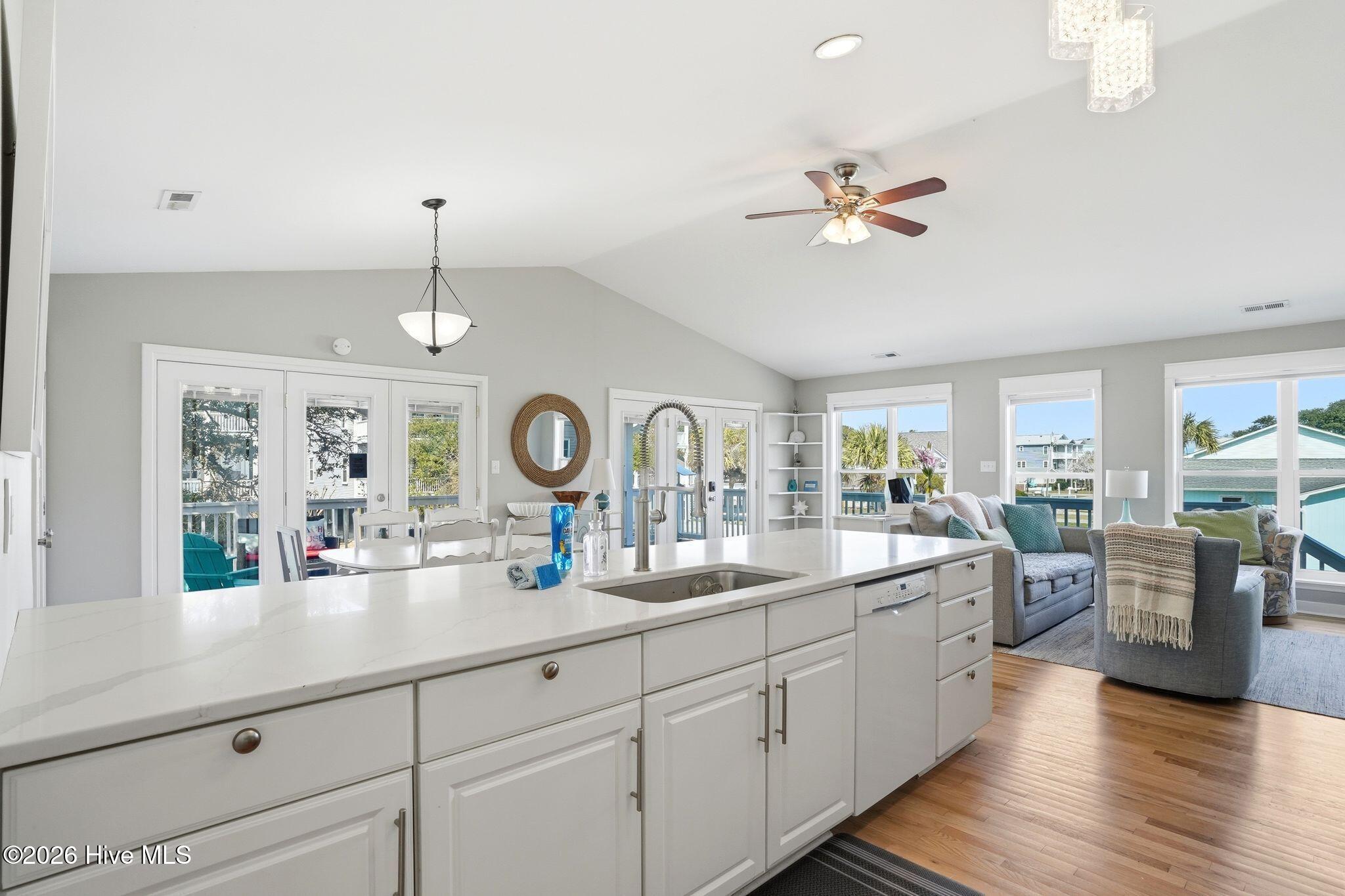 100558561 | Photo 31