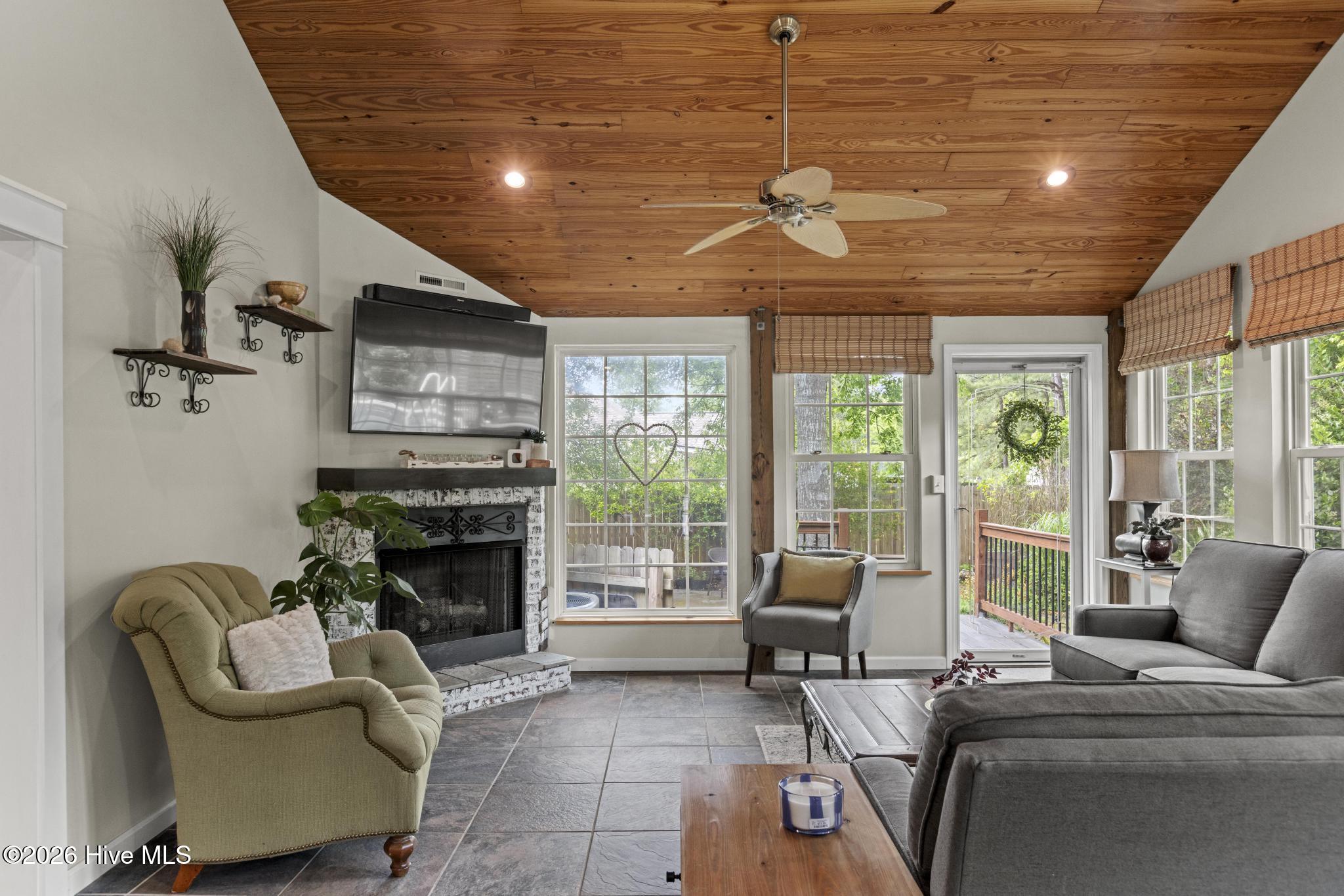 100569223 | Photo 22