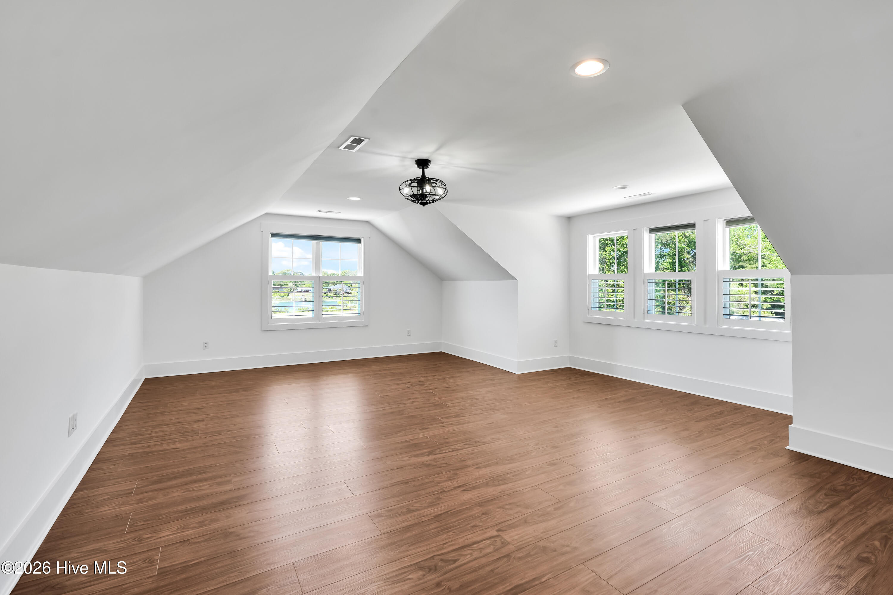 100567914 | Photo 44