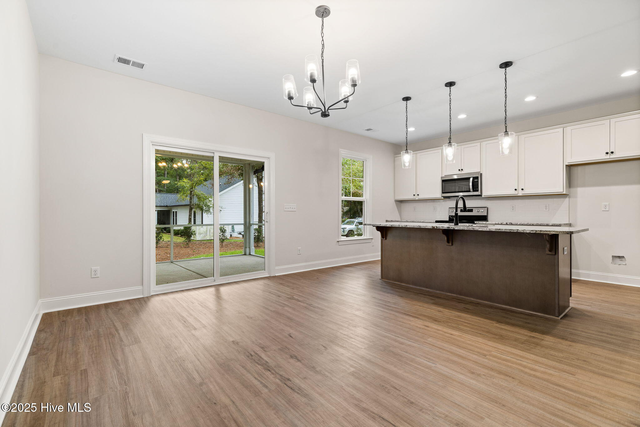 100552676 | Photo 24