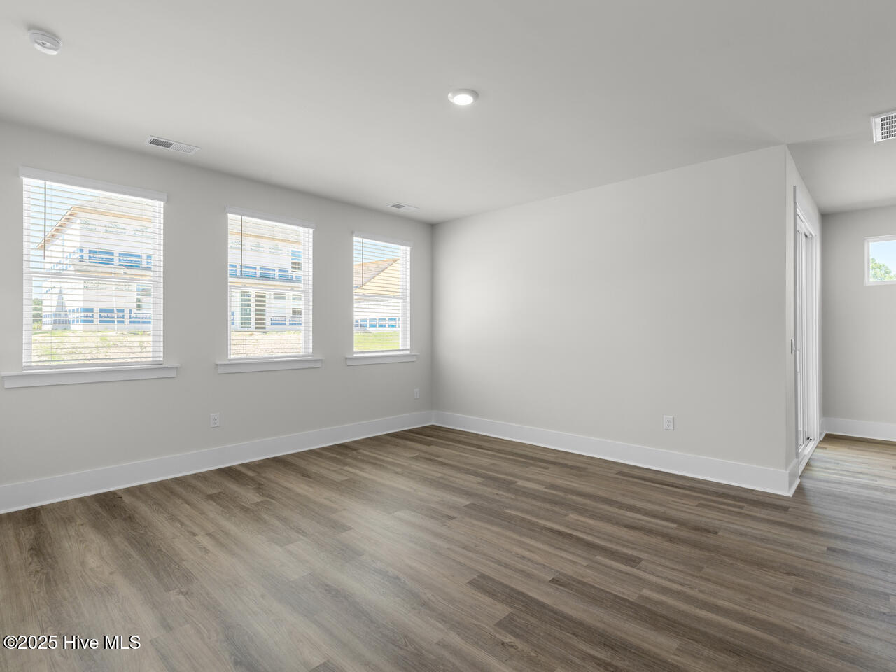 100527358 | Photo 17