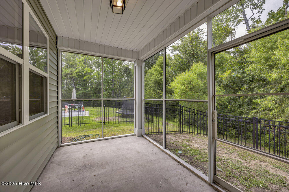 100520096 | Photo 26