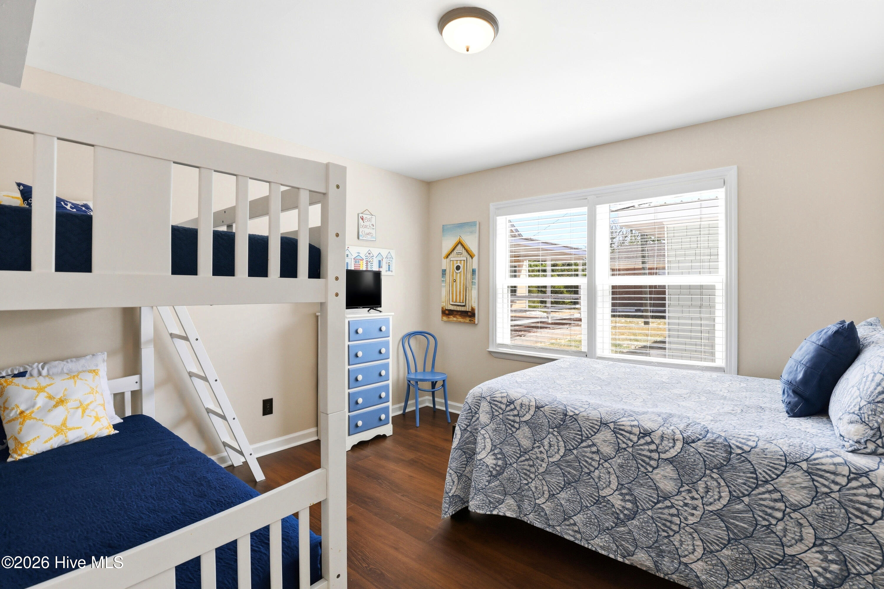 100569925 | Photo 36