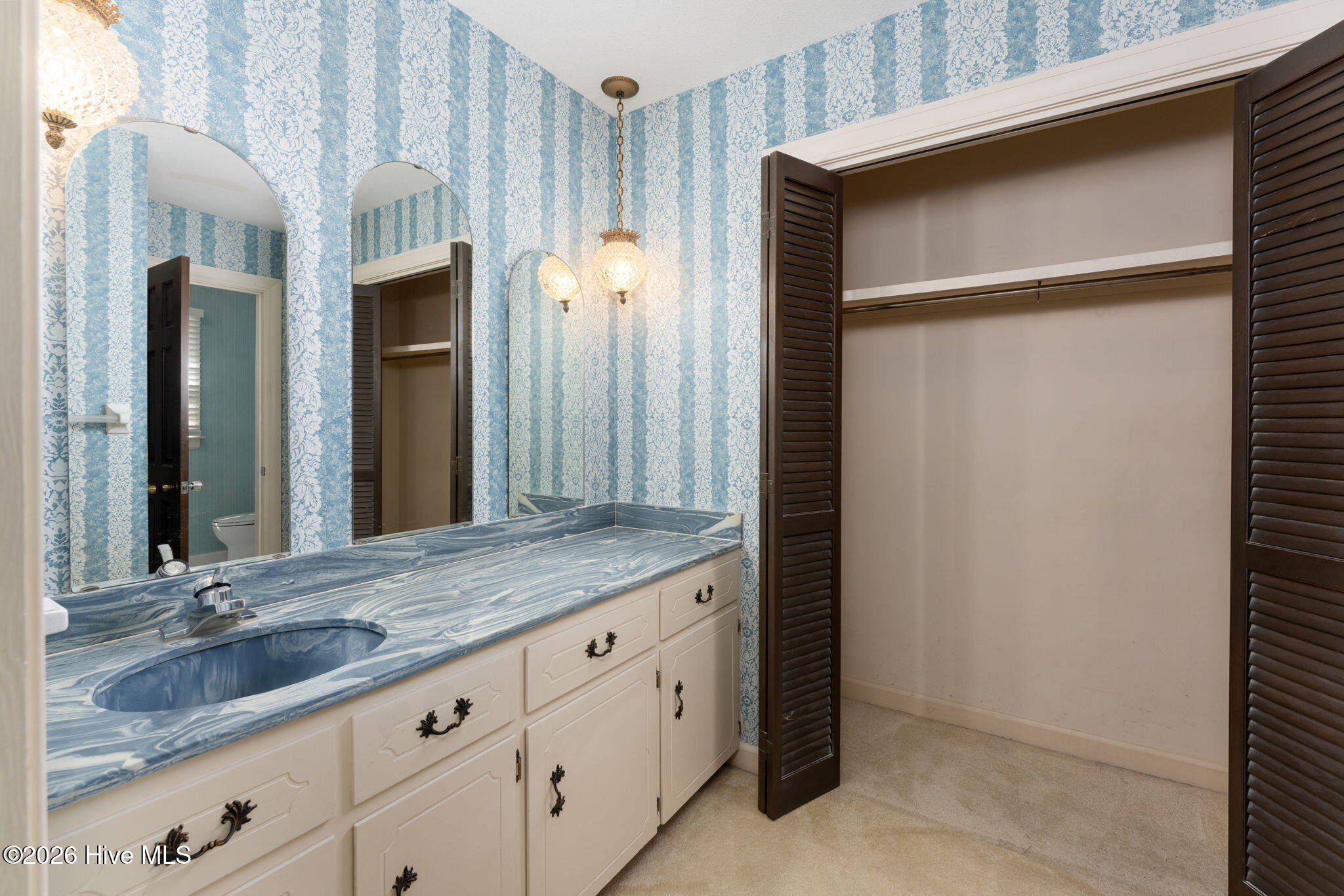 100566368 | Photo 19