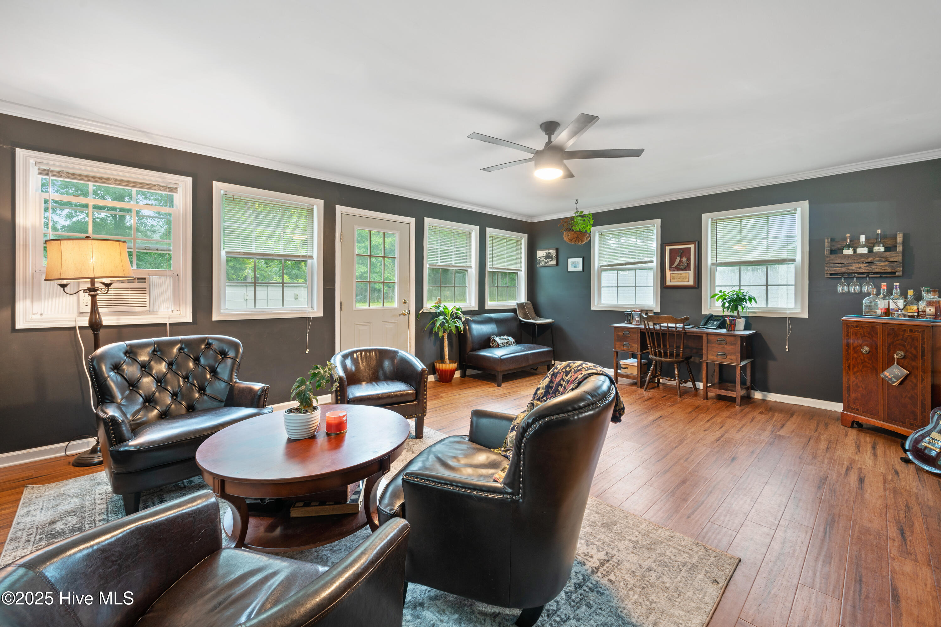 100527302 | Photo 11