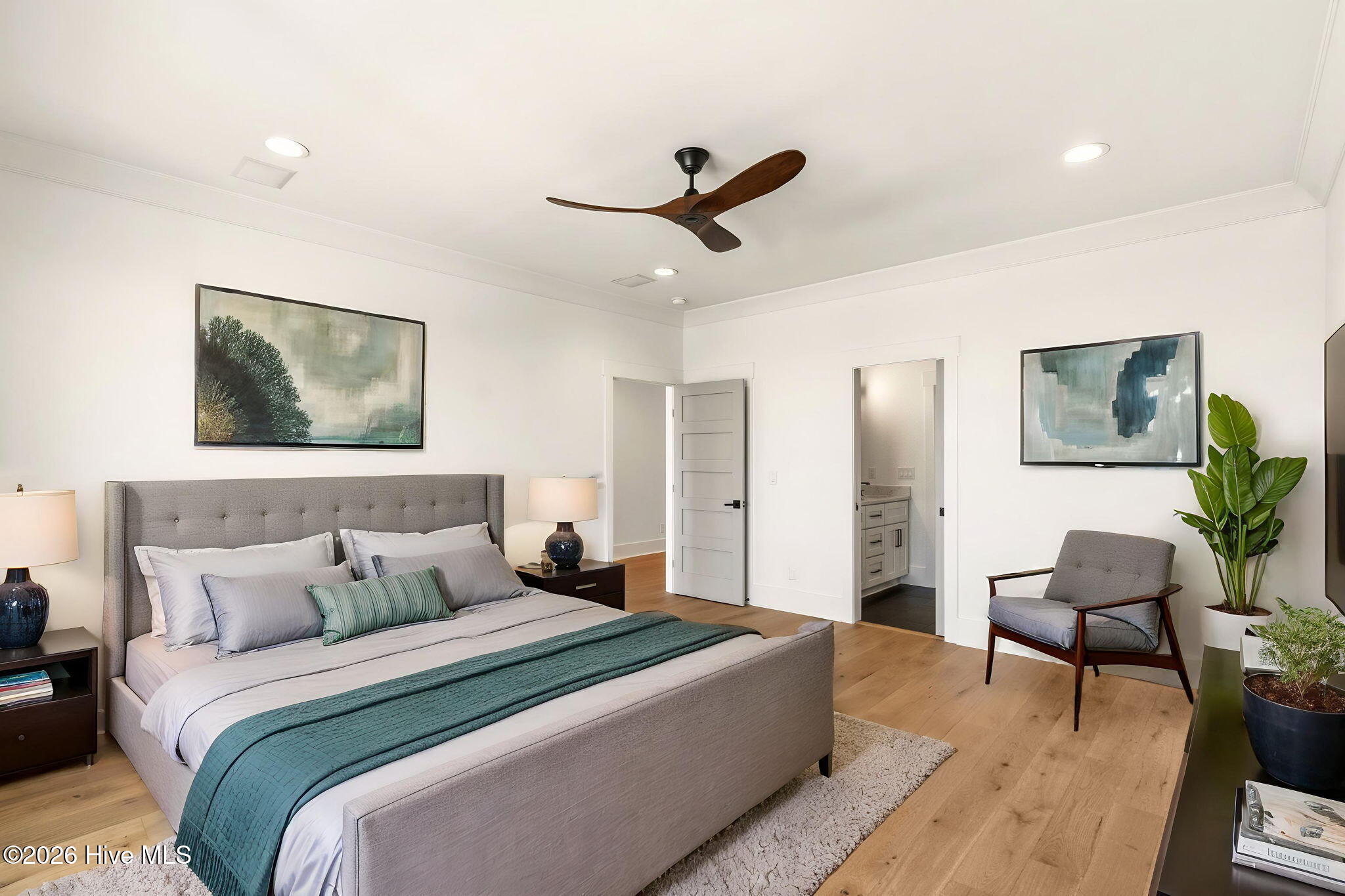 100557252 | Photo 53