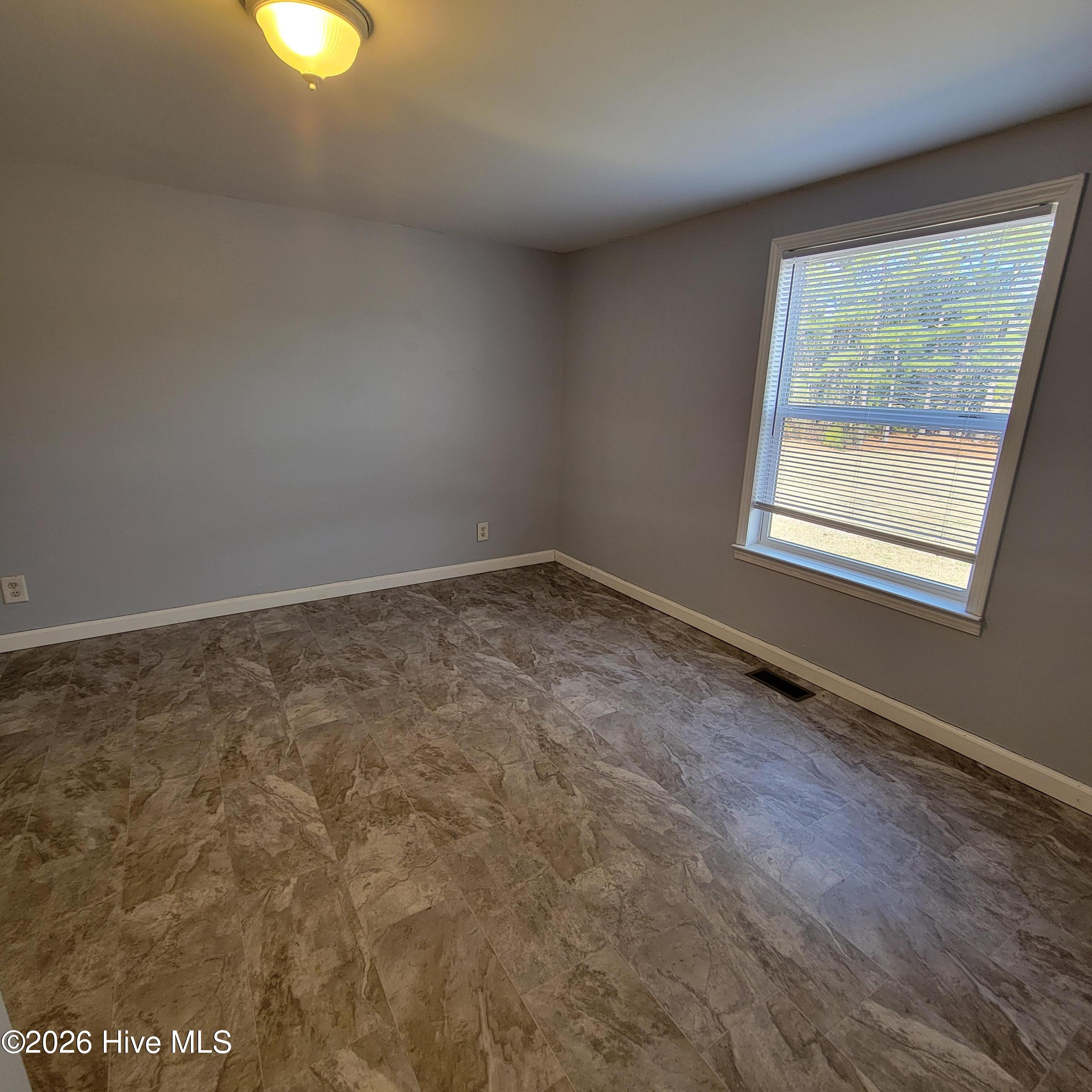 100548955 | Photo 15