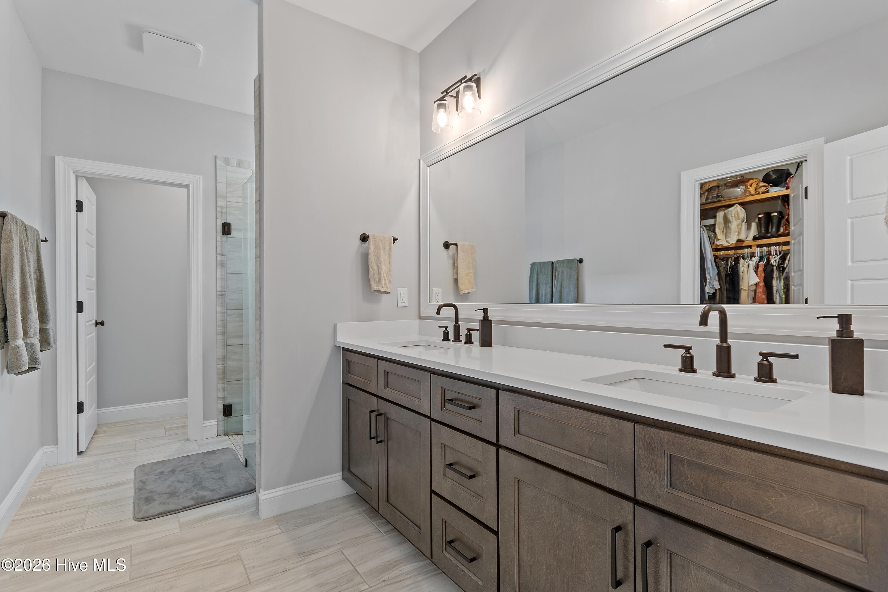 100565017 | Photo 32