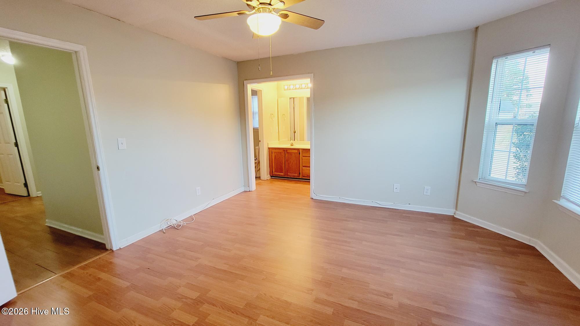 100548735 | Photo 18