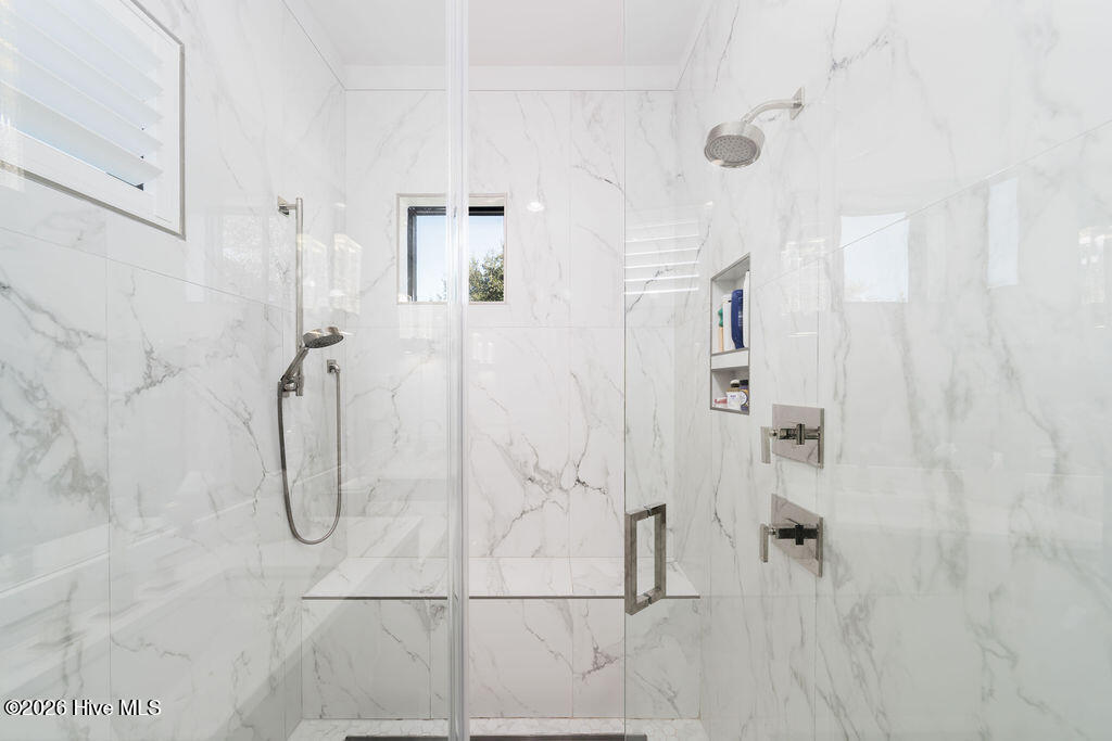 100565197 | Photo 21