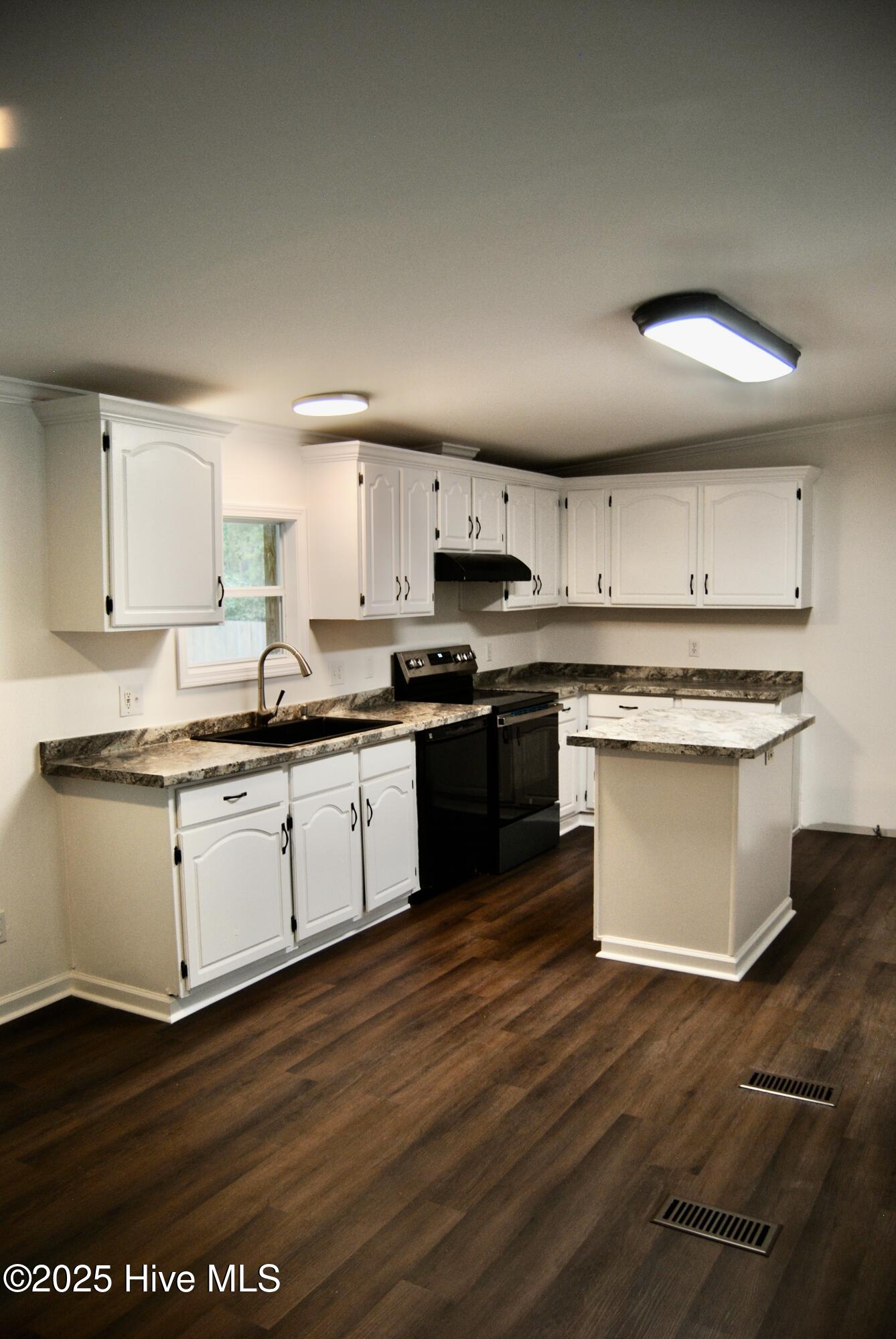 100533223 | Photo 16