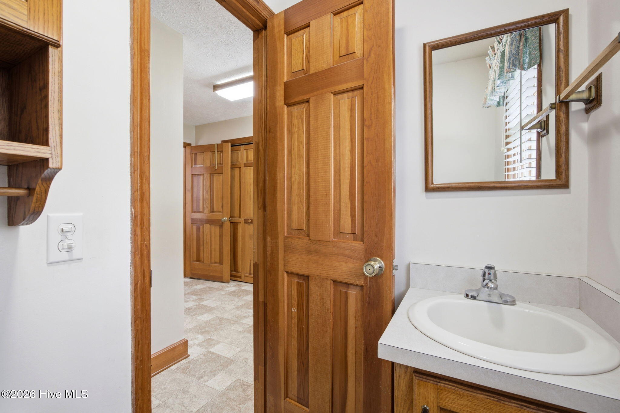 100570604 | Photo 30