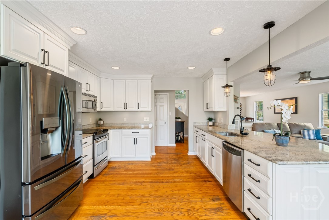 Spacious Kitchen w/Granite Countertops, Undermount