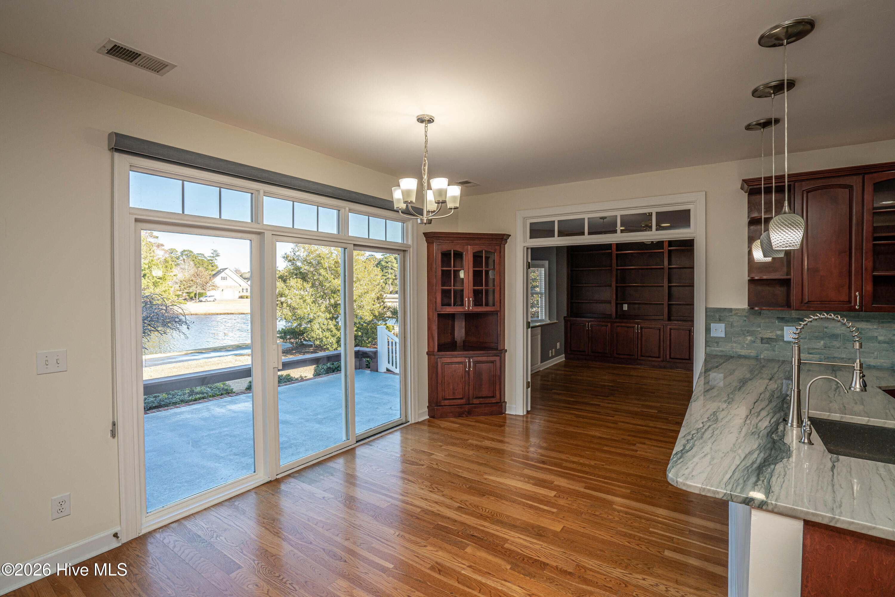 100553430 | Photo 32