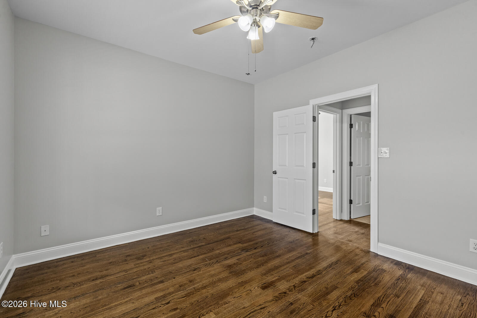 100545911 | Photo 34