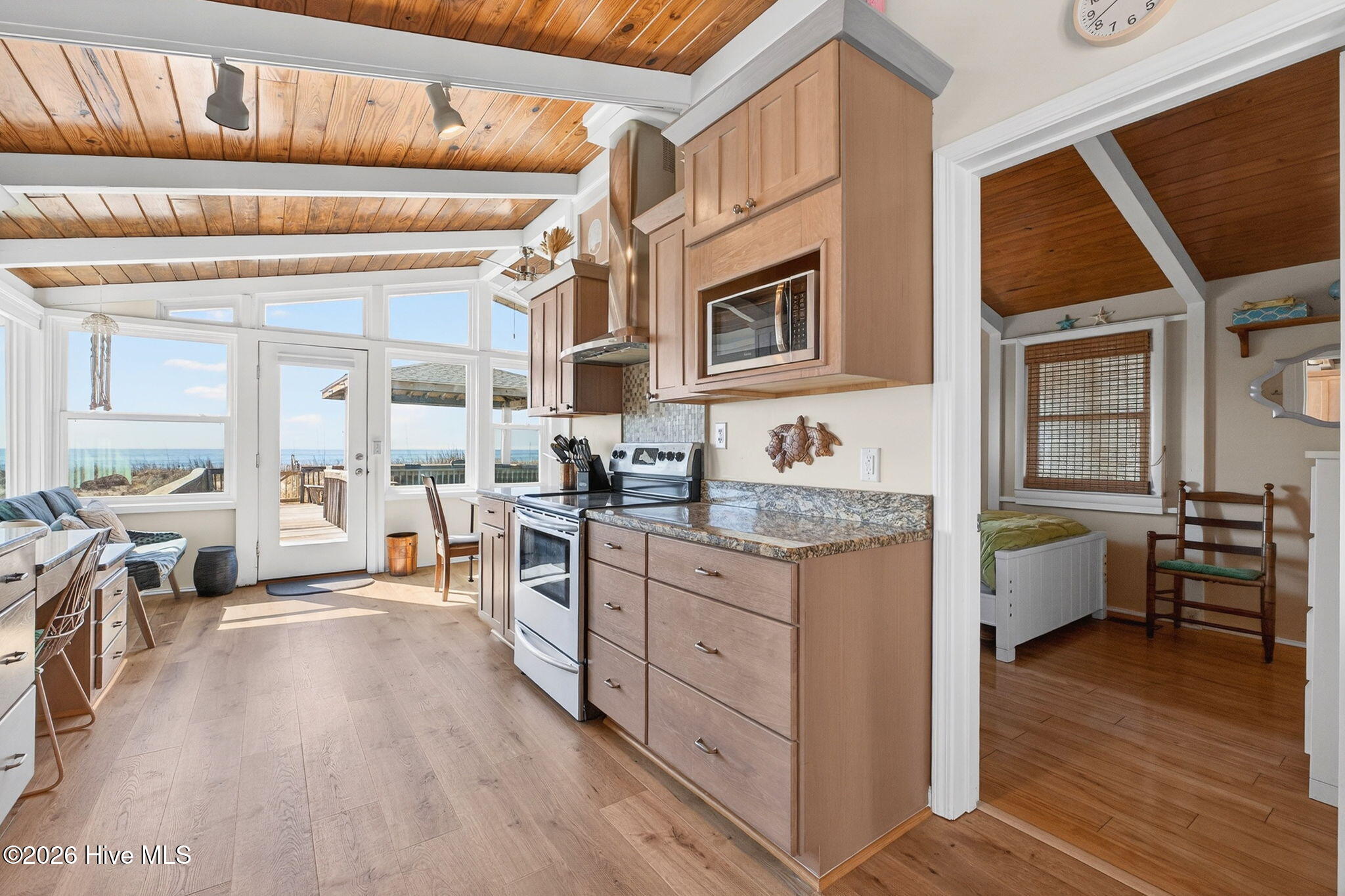 100559967 | Photo 16