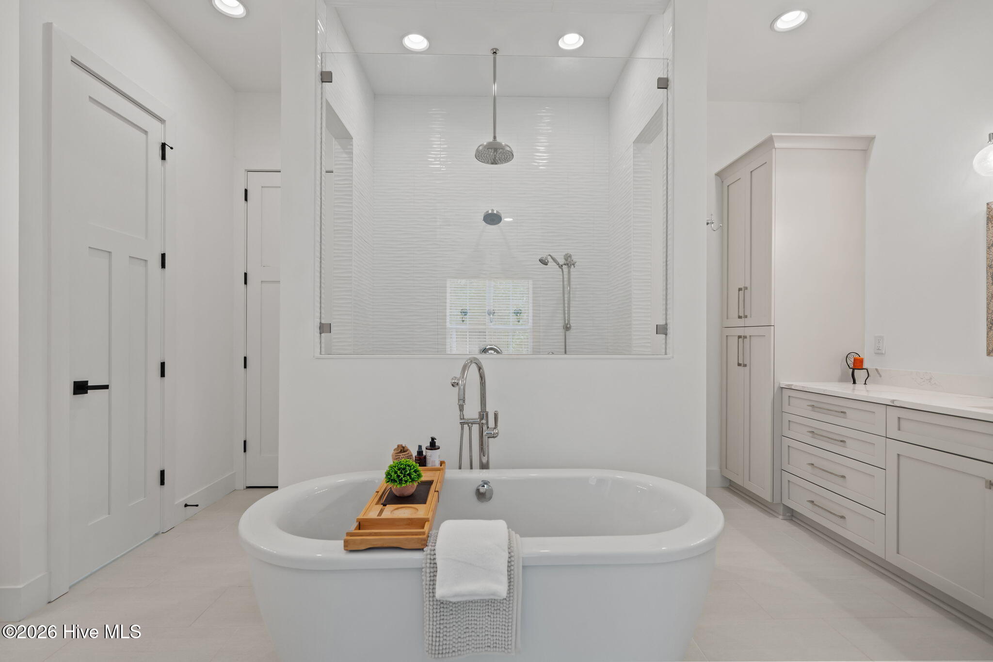 100566934 | Photo 35