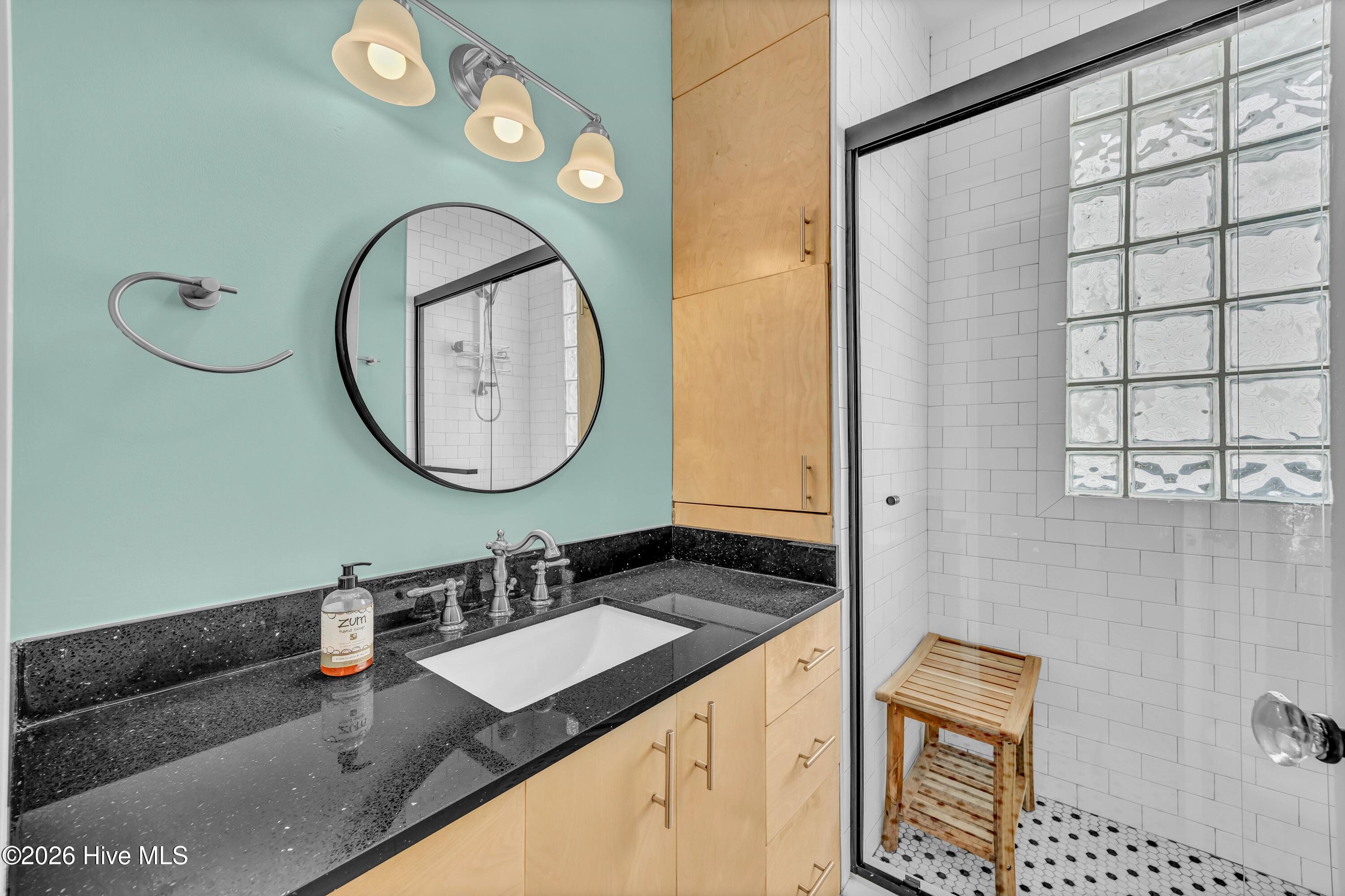 100565341 | Photo 16